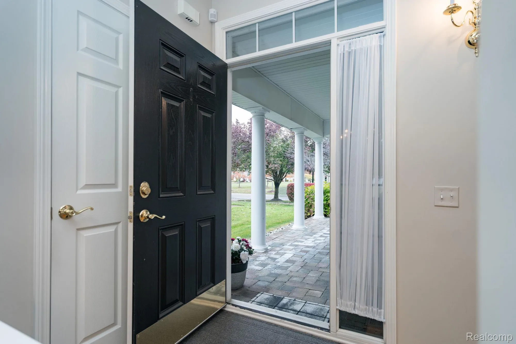 Property Slideshow image 4 of 24 | 3534 riverside dr, Auburn Hills, MI, 48326