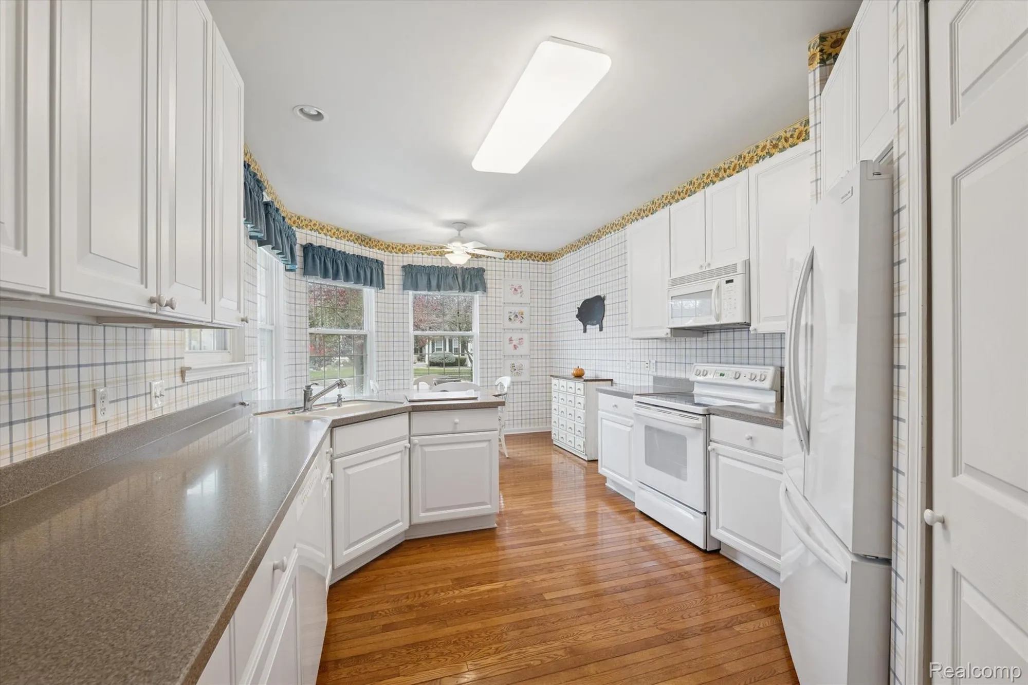 Property Slideshow image 15 of 43 | 4035 hillsdale dr, Auburn Hills, MI, 48326