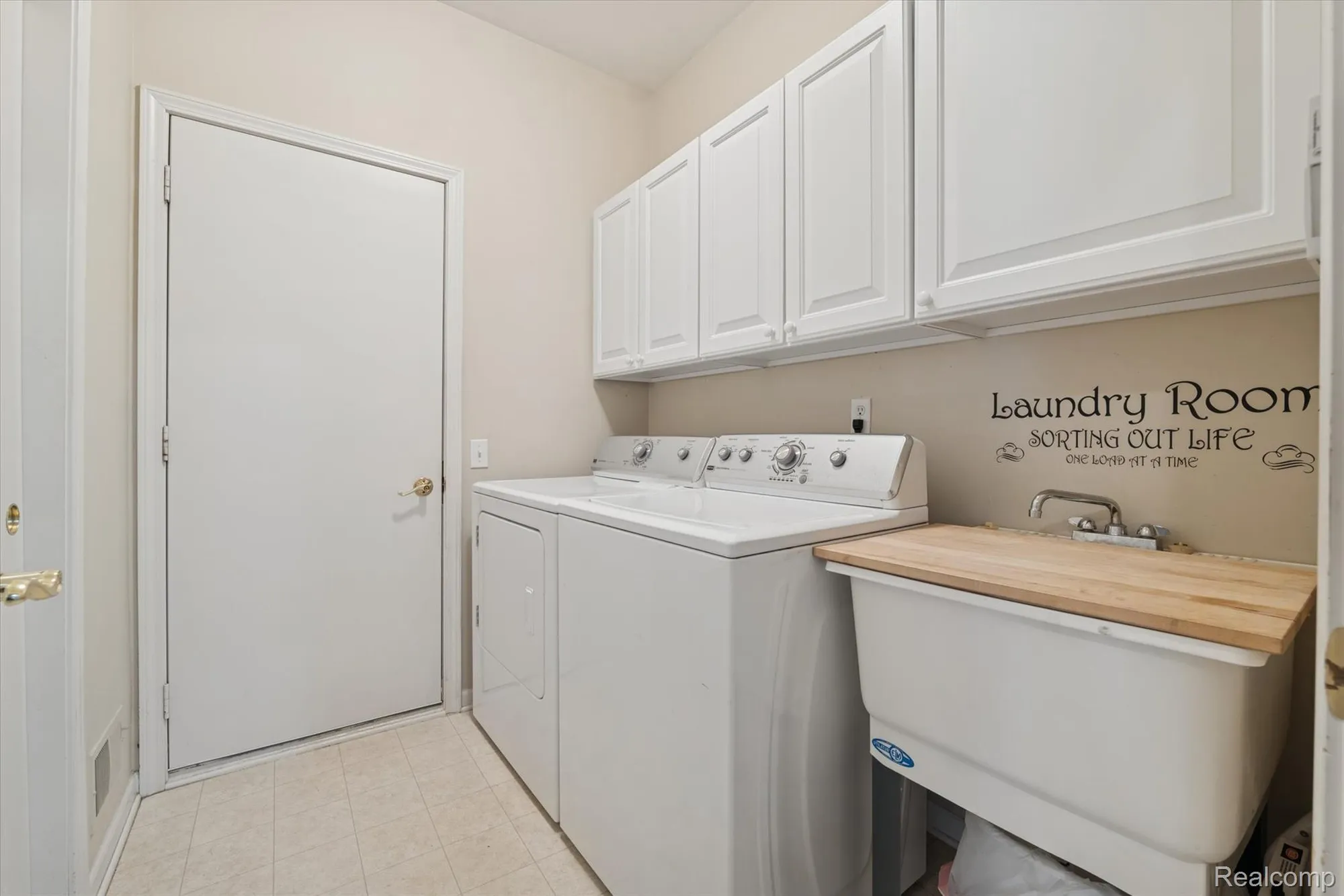 Property Slideshow image 22 of 43 | 4035 hillsdale dr, Auburn Hills, MI, 48326