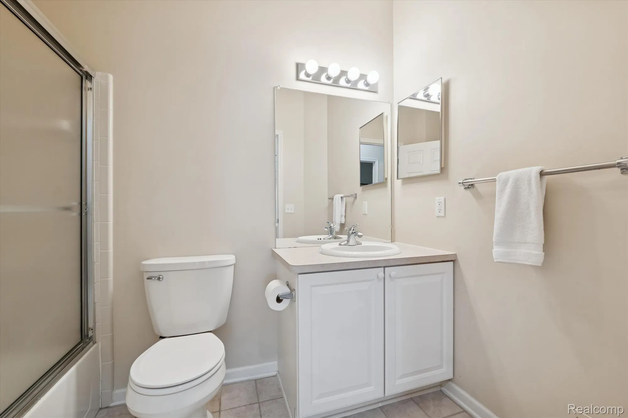 Property Slideshow image 29 of 43 | 4035 hillsdale dr, Auburn Hills, MI, 48326