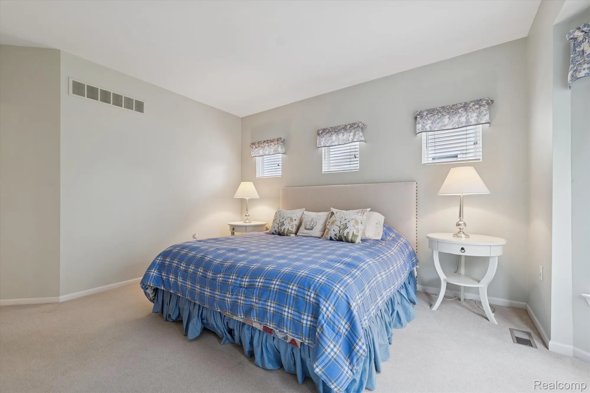Property Slideshow image 32 of 43 | 4035 hillsdale dr, Auburn Hills, MI, 48326