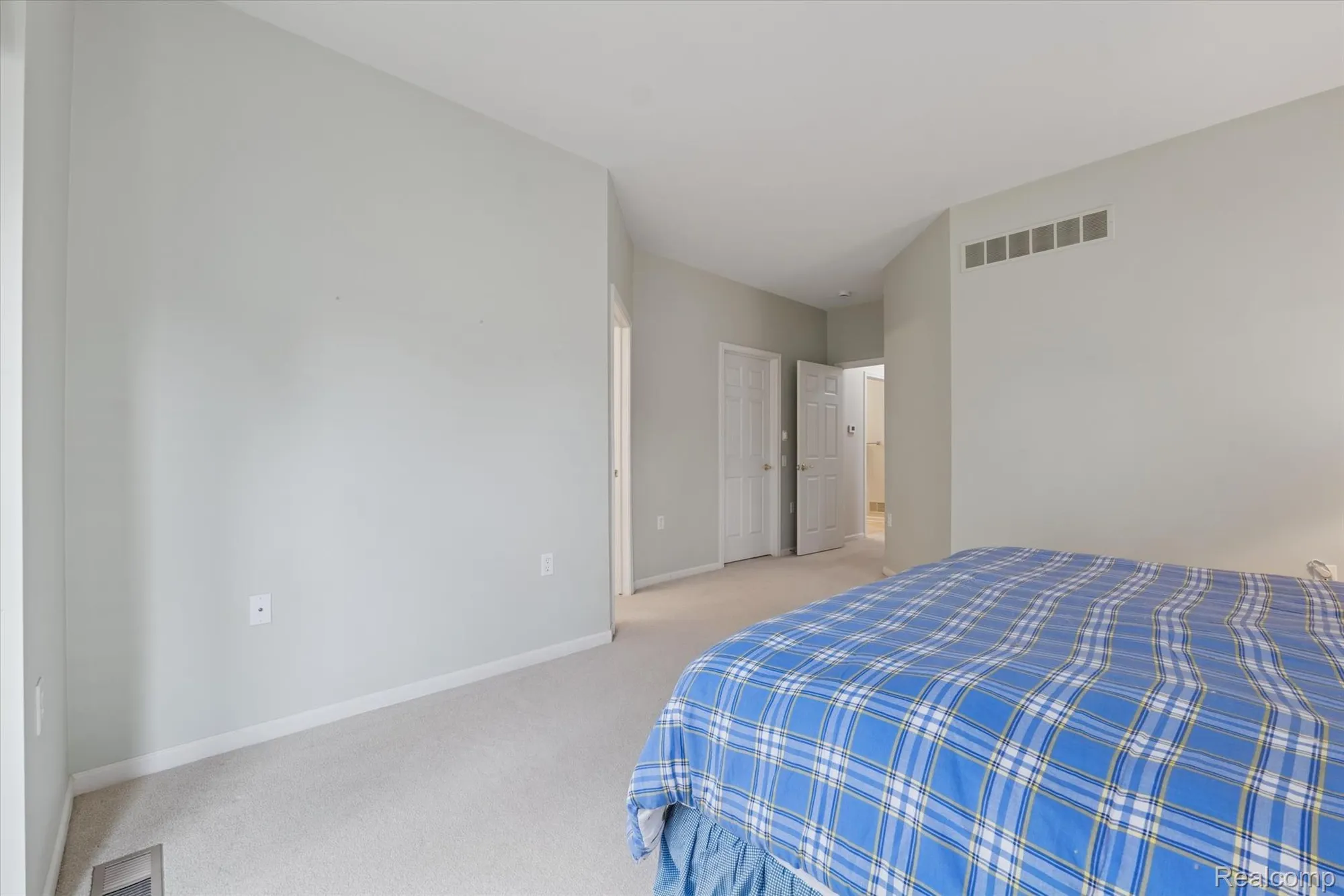 Property Slideshow image 33 of 43 | 4035 hillsdale dr, Auburn Hills, MI, 48326