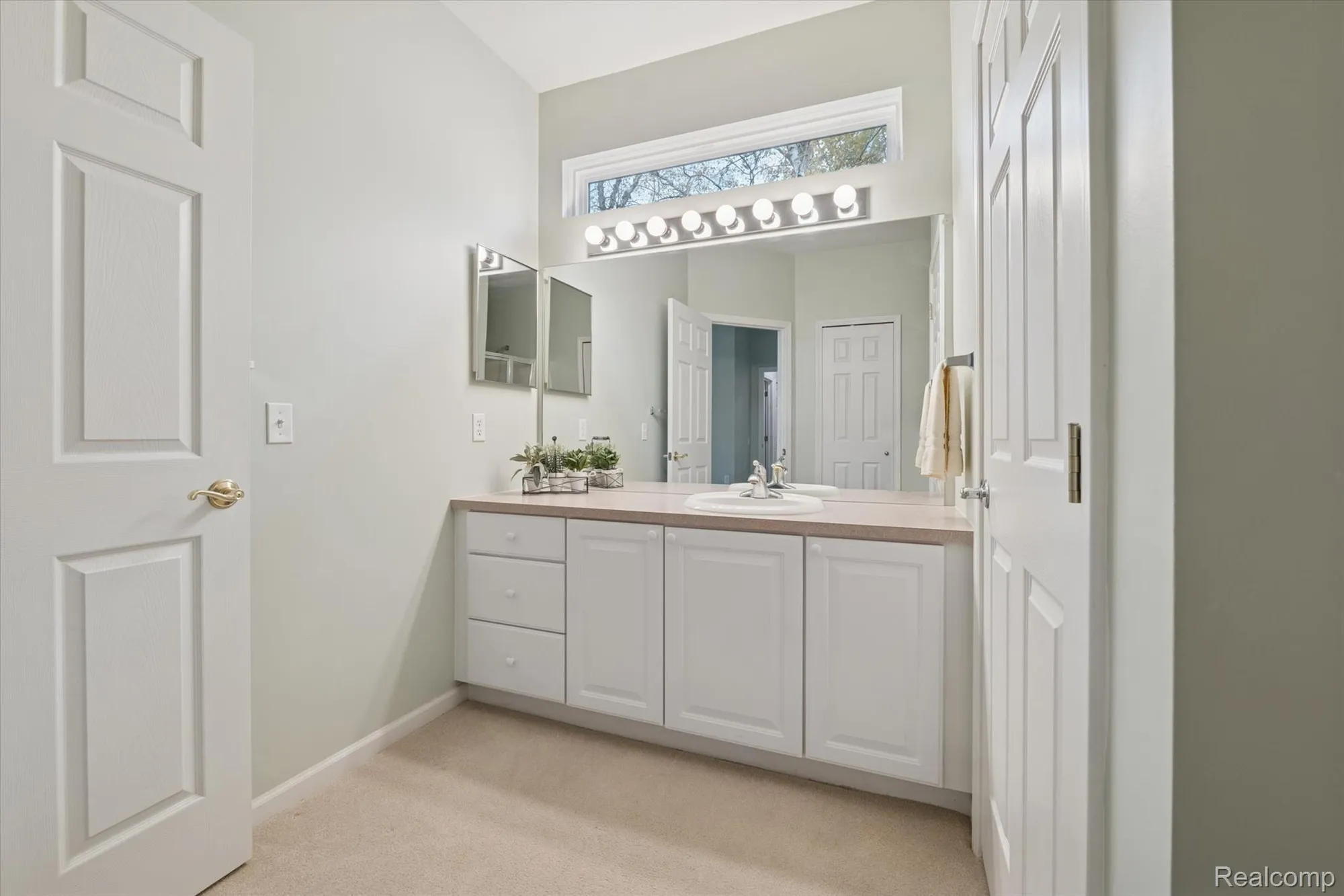 Property Slideshow image 34 of 43 | 4035 hillsdale dr, Auburn Hills, MI, 48326