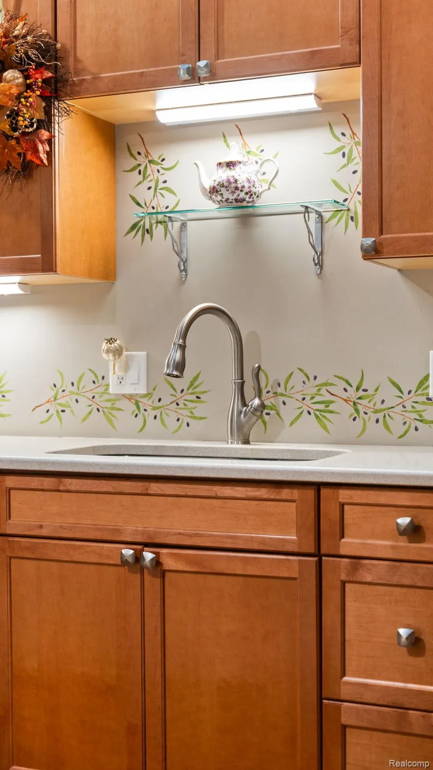 Property Slideshow image 6 of 39 | 25106 hamilton ct, Southlyoncity_oakland, MI, 47178