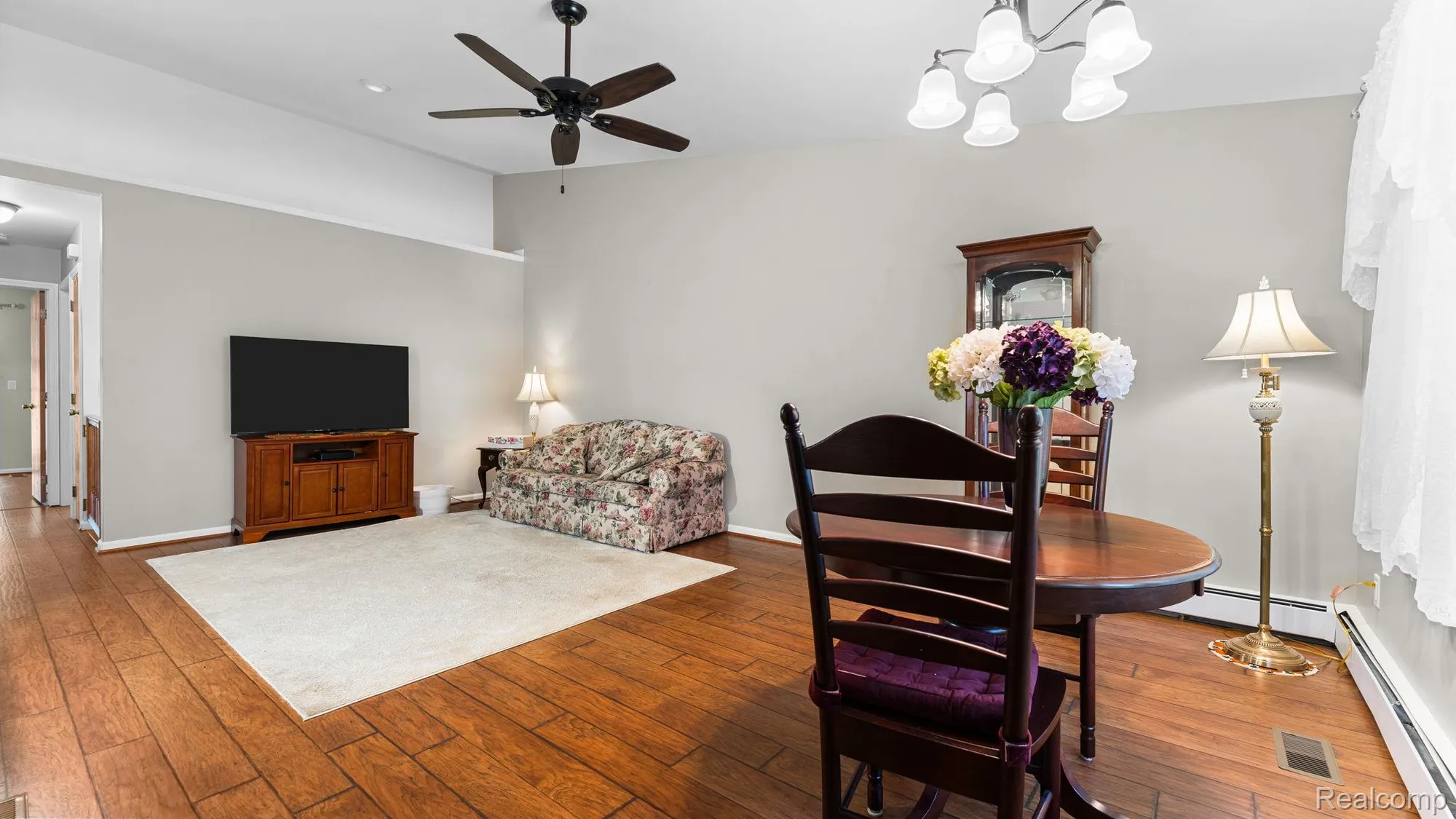 Property Slideshow image 8 of 39 | 25106 hamilton ct, Southlyoncity_oakland, MI, 47178