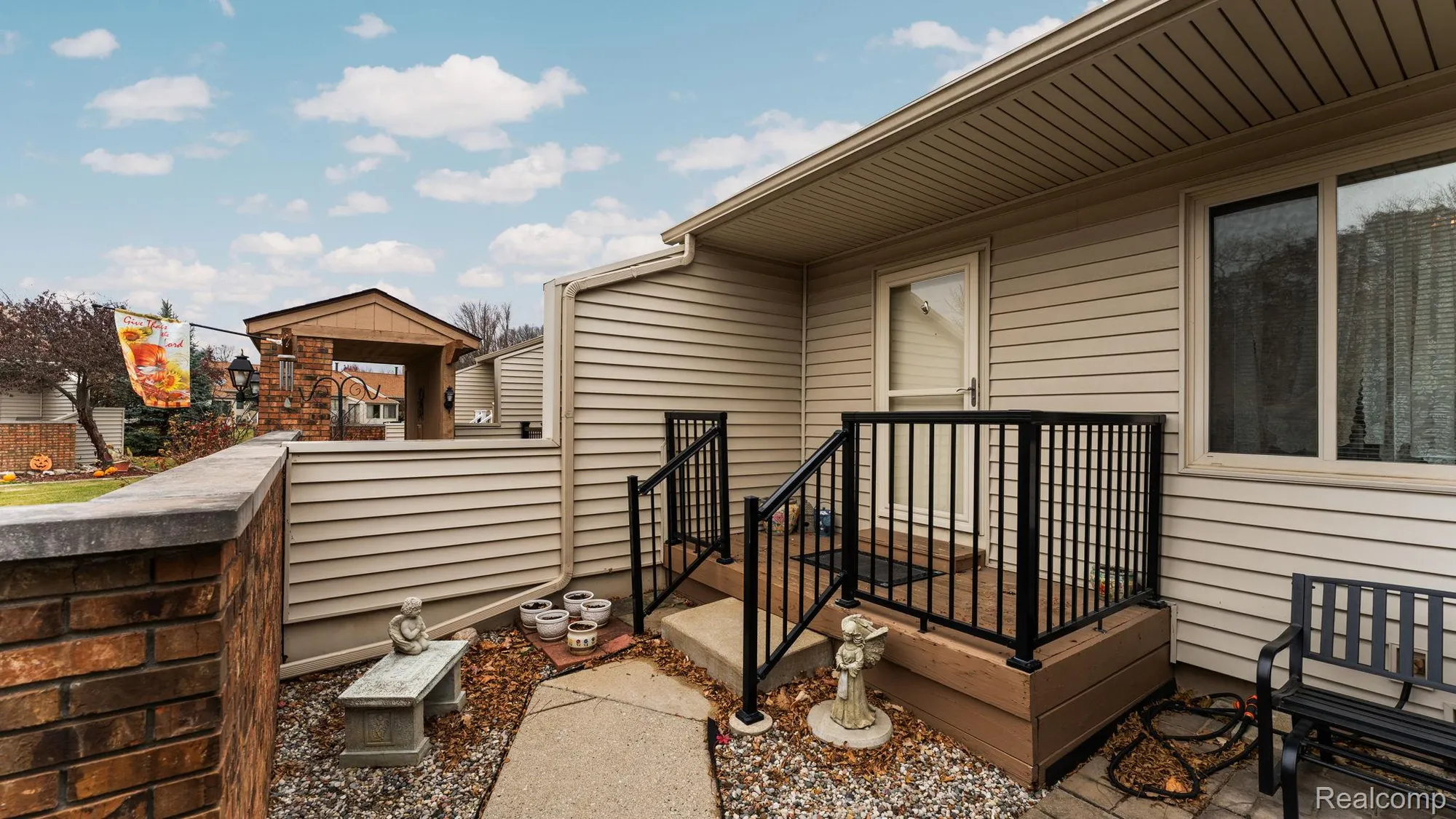 Property Slideshow image 2 of 39 | 25106 hamilton ct, Southlyoncity_oakland, MI, 47178