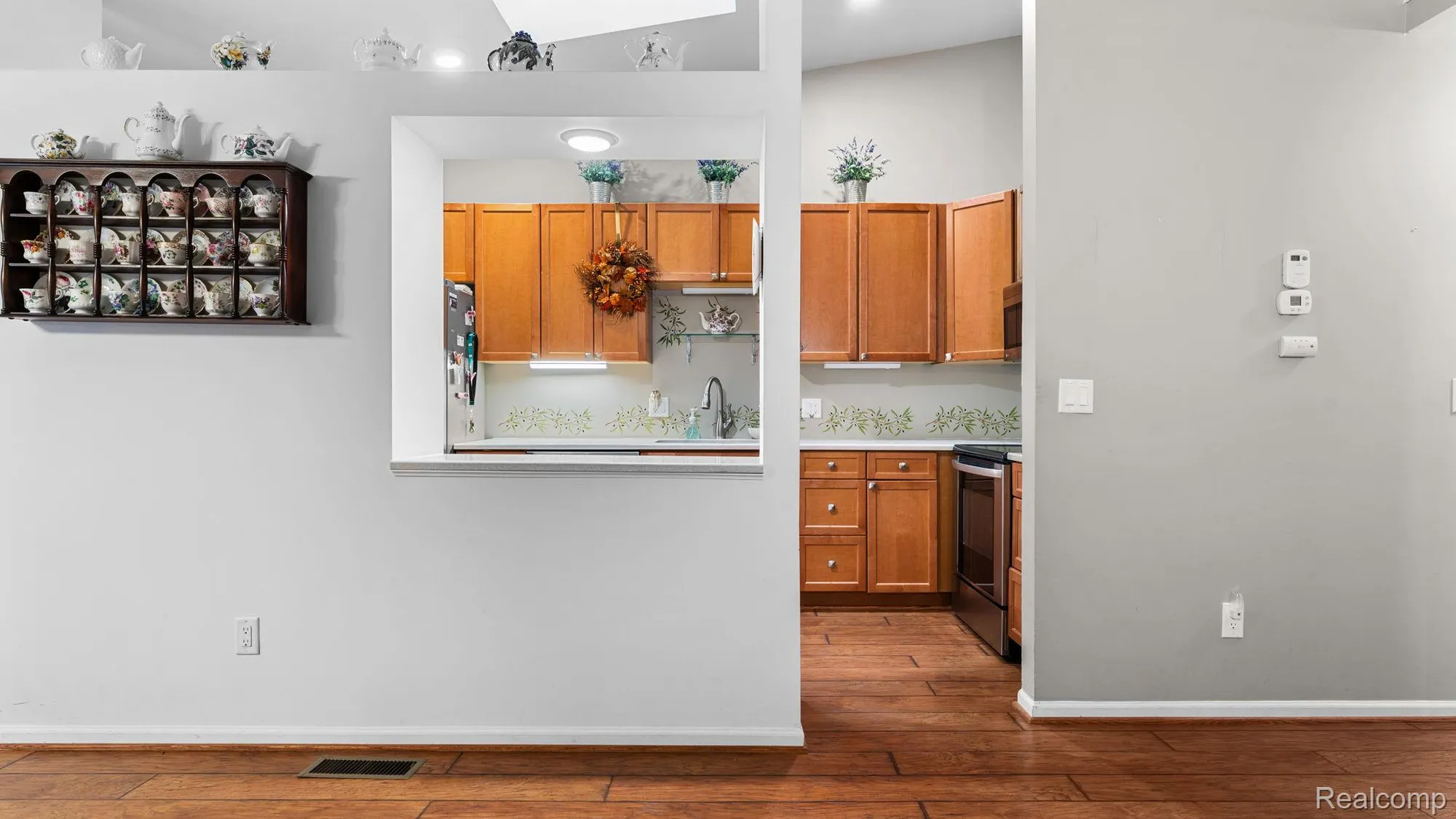 Property Slideshow image 11 of 39 | 25106 hamilton ct, Southlyoncity_oakland, MI, 47178