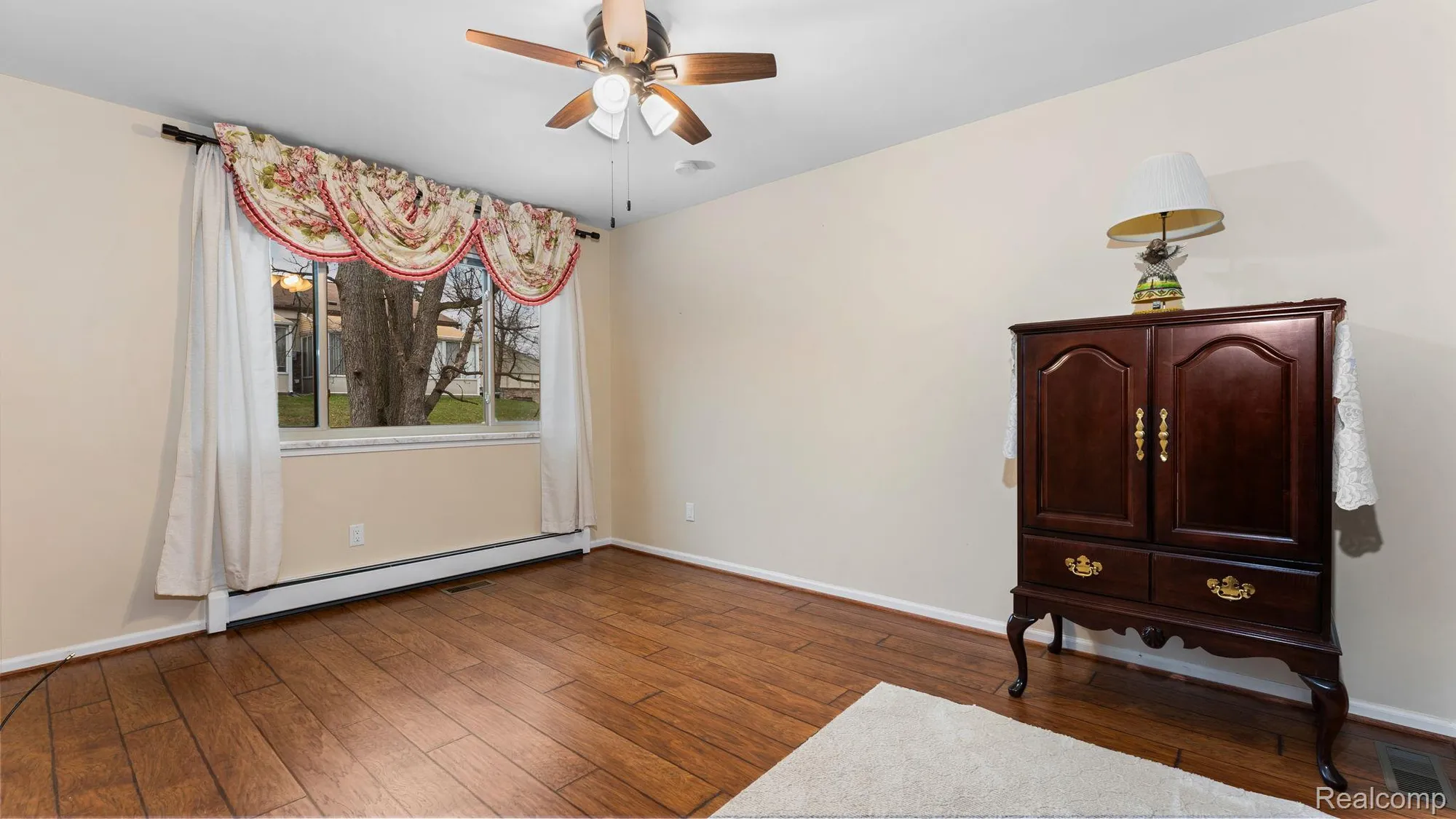 Property Slideshow image 15 of 39 | 25106 hamilton ct, Southlyoncity_oakland, MI, 47178