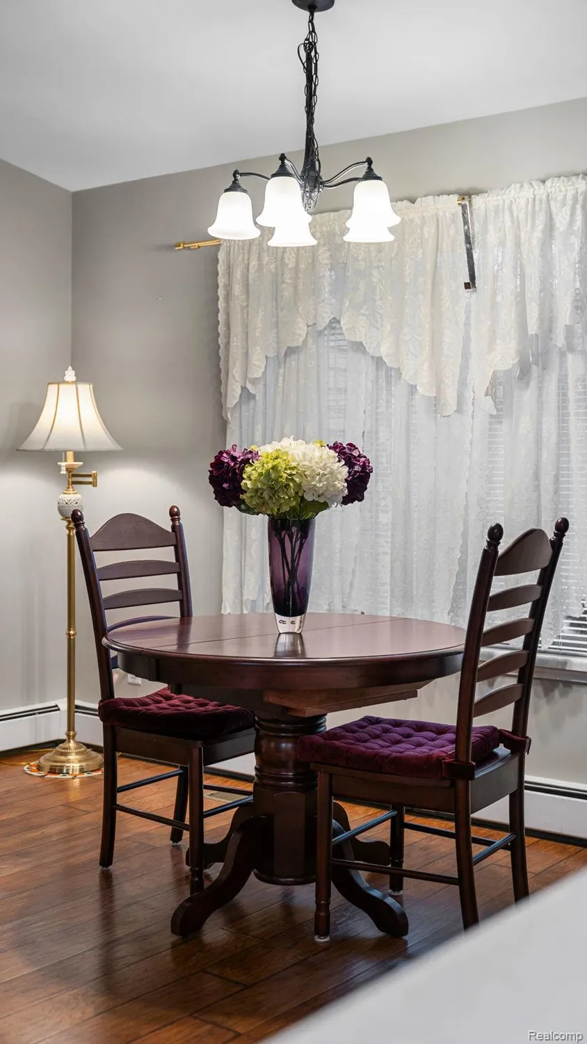 Property Slideshow image 29 of 39 | 25106 hamilton ct, Southlyoncity_oakland, MI, 47178