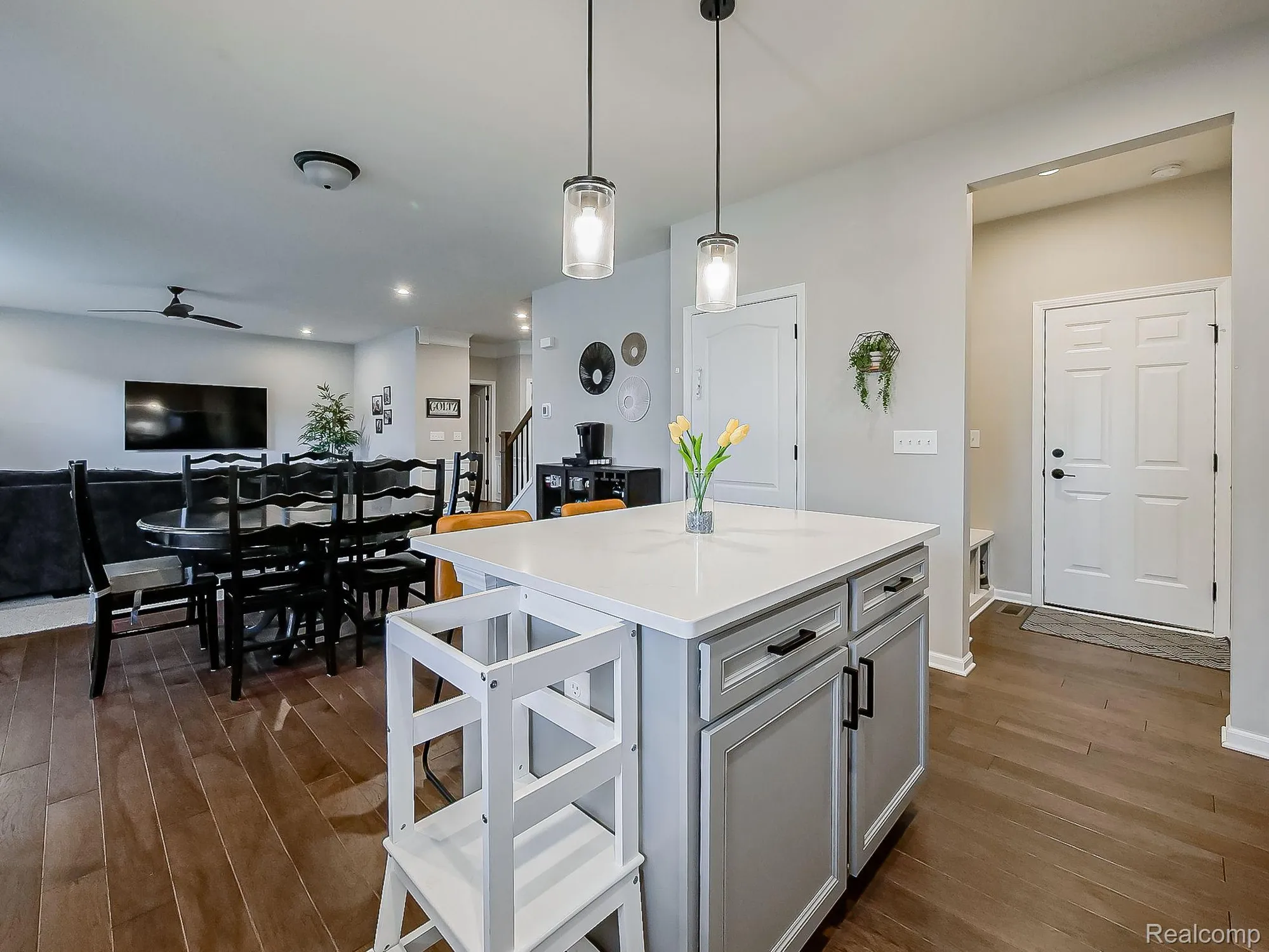 Property Slideshow image 11 of 32 | 6040 fieldstone cir, South Lyon, MI, 48178