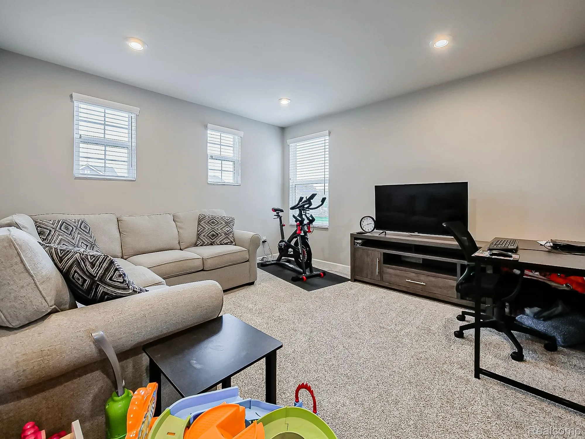 Property Slideshow image 15 of 32 | 6040 fieldstone cir, South Lyon, MI, 48178