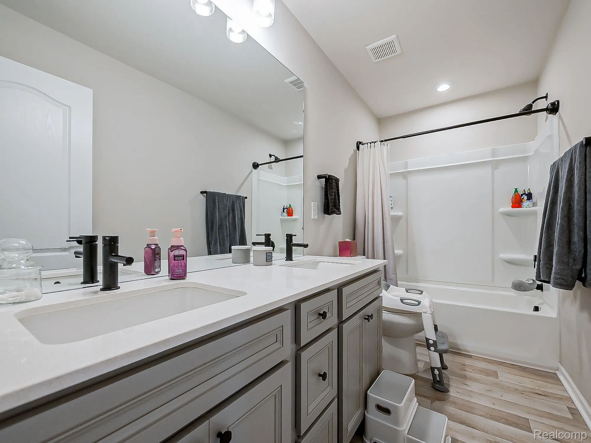 Property Slideshow image 22 of 32 | 6040 fieldstone cir, South Lyon, MI, 48178