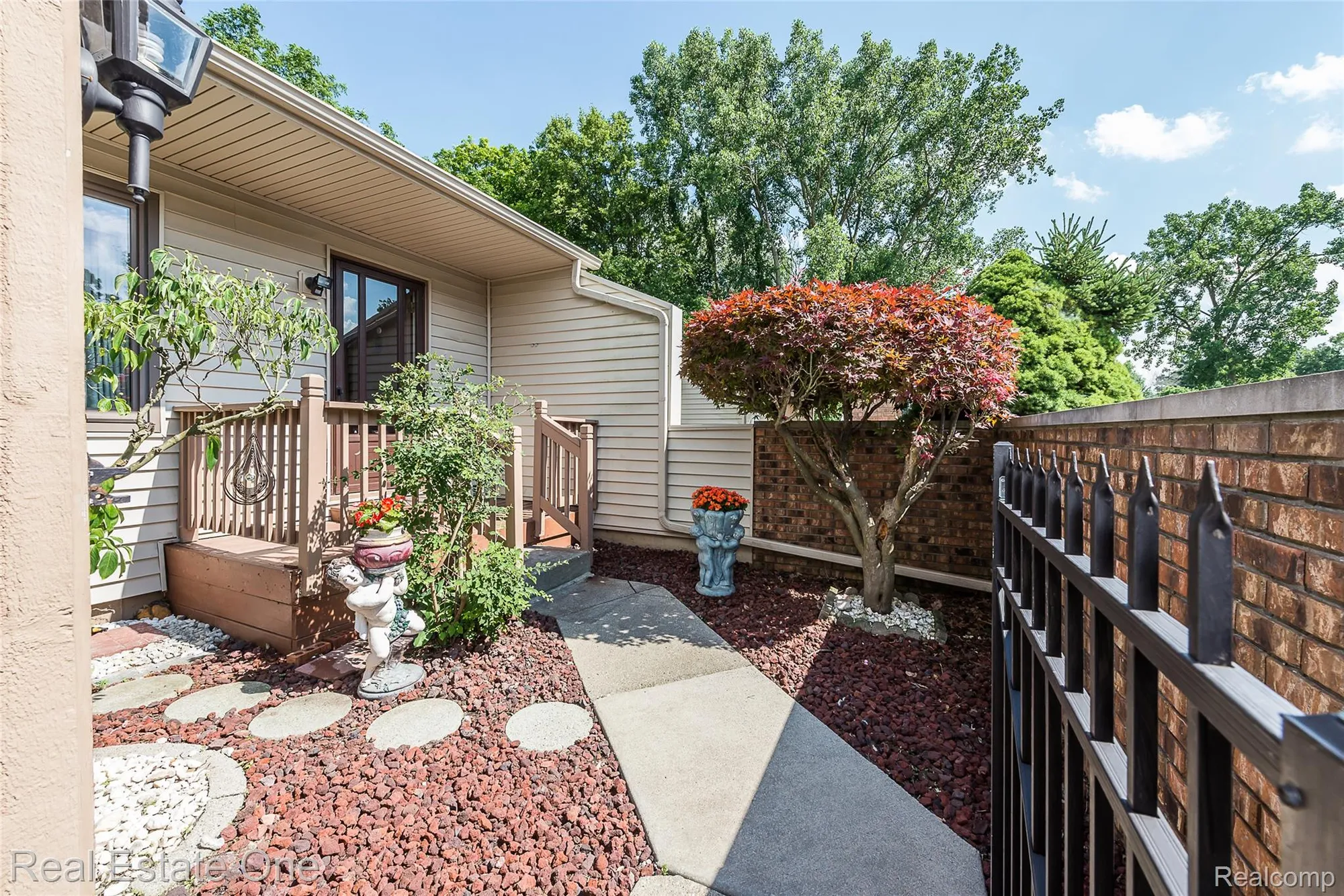 Property Slideshow image 5 of 37 | 25104 hamilton ct # 4, South Lyon, MI, 48178