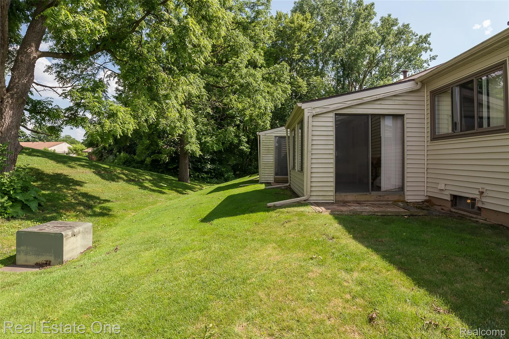 Property Slideshow image 6 of 37 | 25104 hamilton ct # 4, South Lyon, MI, 48178