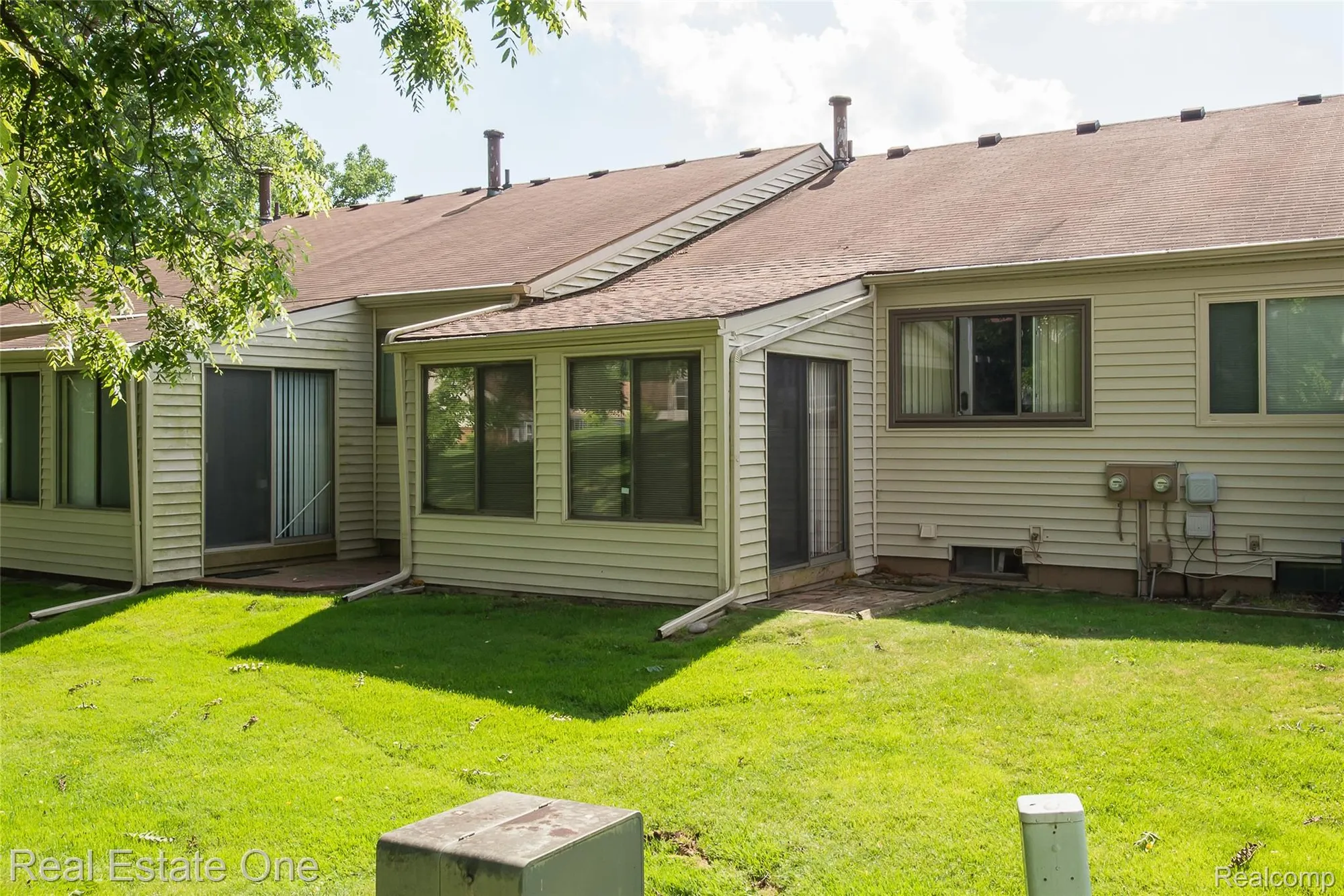 Property Slideshow image 7 of 37 | 25104 hamilton ct # 4, South Lyon, MI, 48178