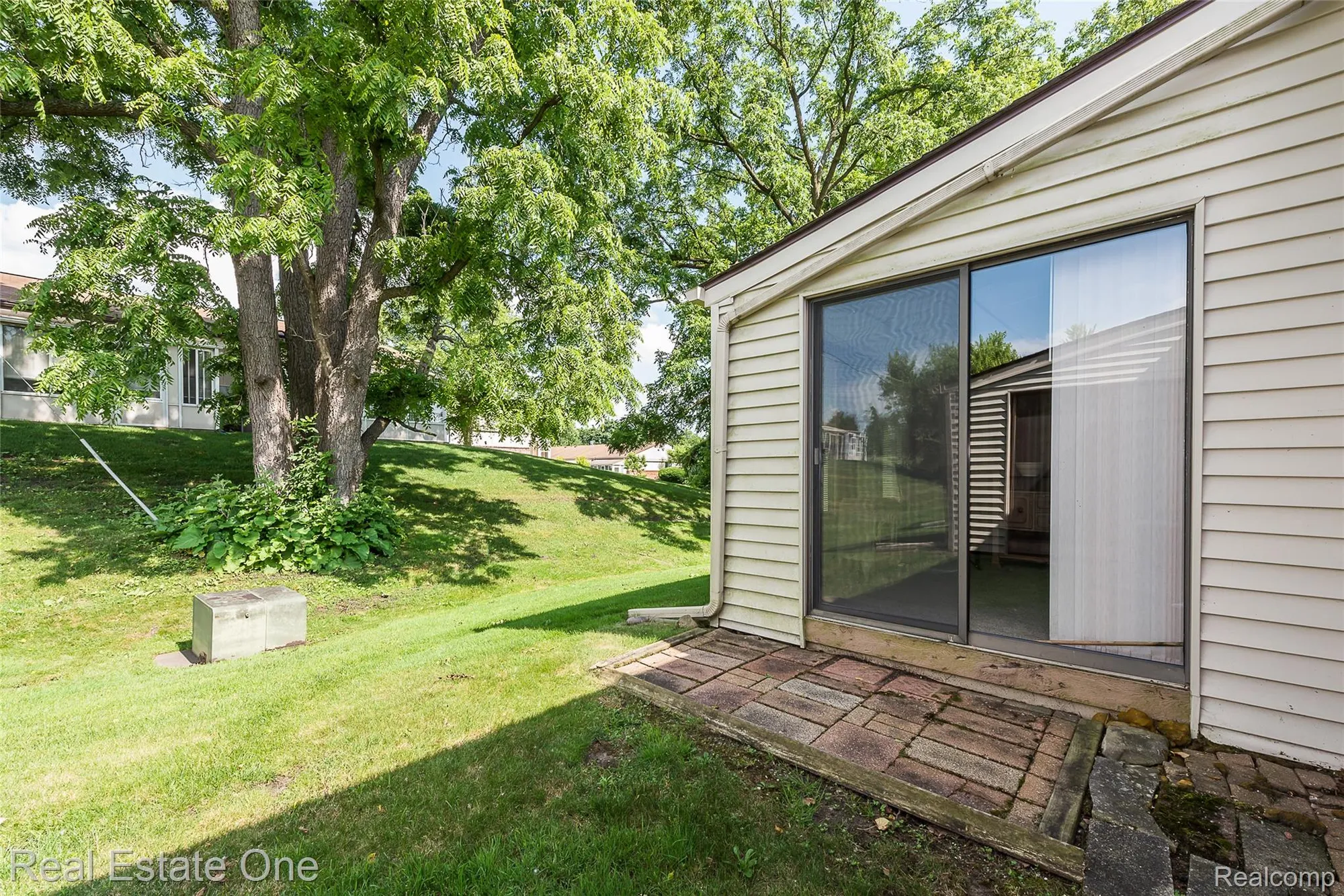 Property Slideshow image 8 of 37 | 25104 hamilton ct # 4, South Lyon, MI, 48178