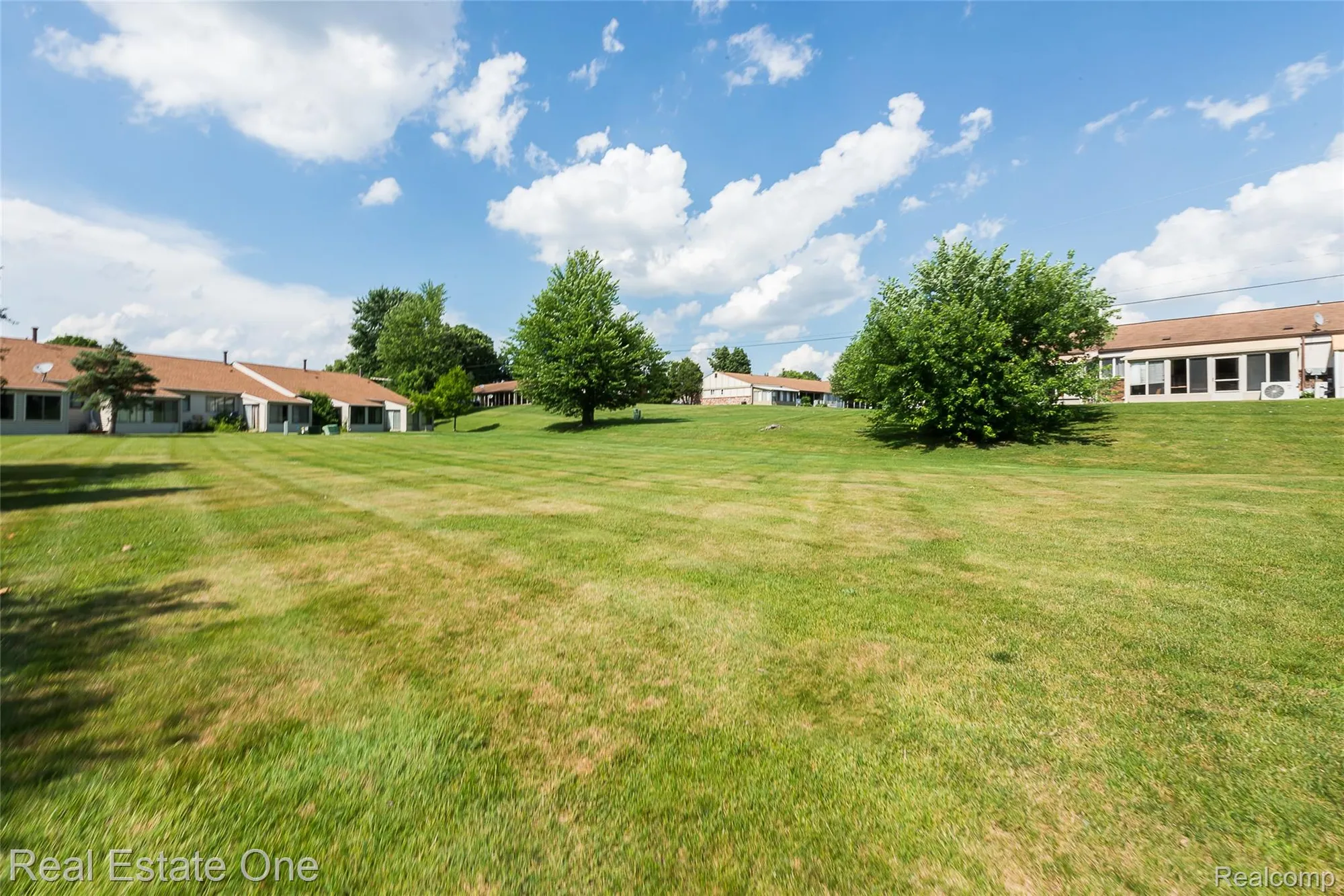 Property Slideshow image 9 of 37 | 25104 hamilton ct # 4, South Lyon, MI, 48178