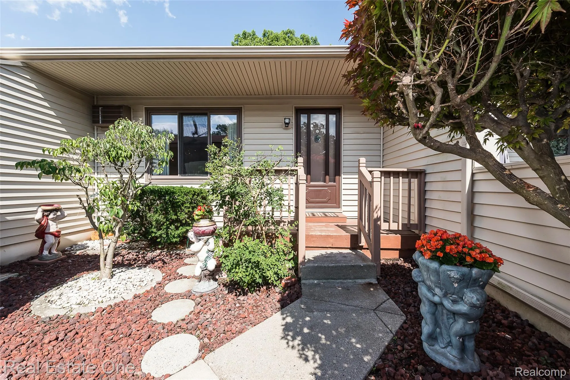 Property Slideshow image 4 of 37 | 25104 hamilton ct # 4, South Lyon, MI, 48178