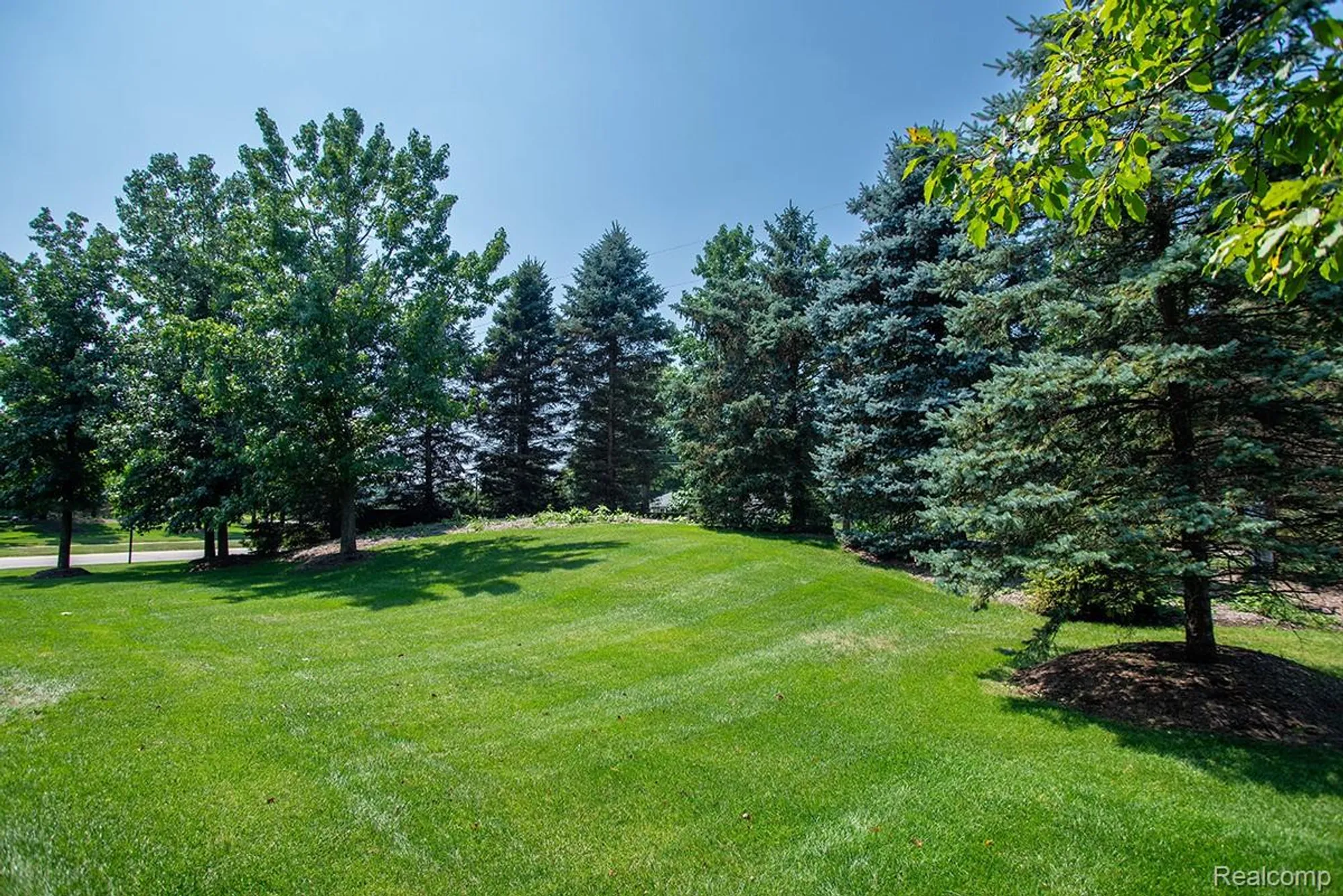 Property Slideshow image 41 of 61 | 27900 paradise ln # 1, Flat Rock, MI, 48134