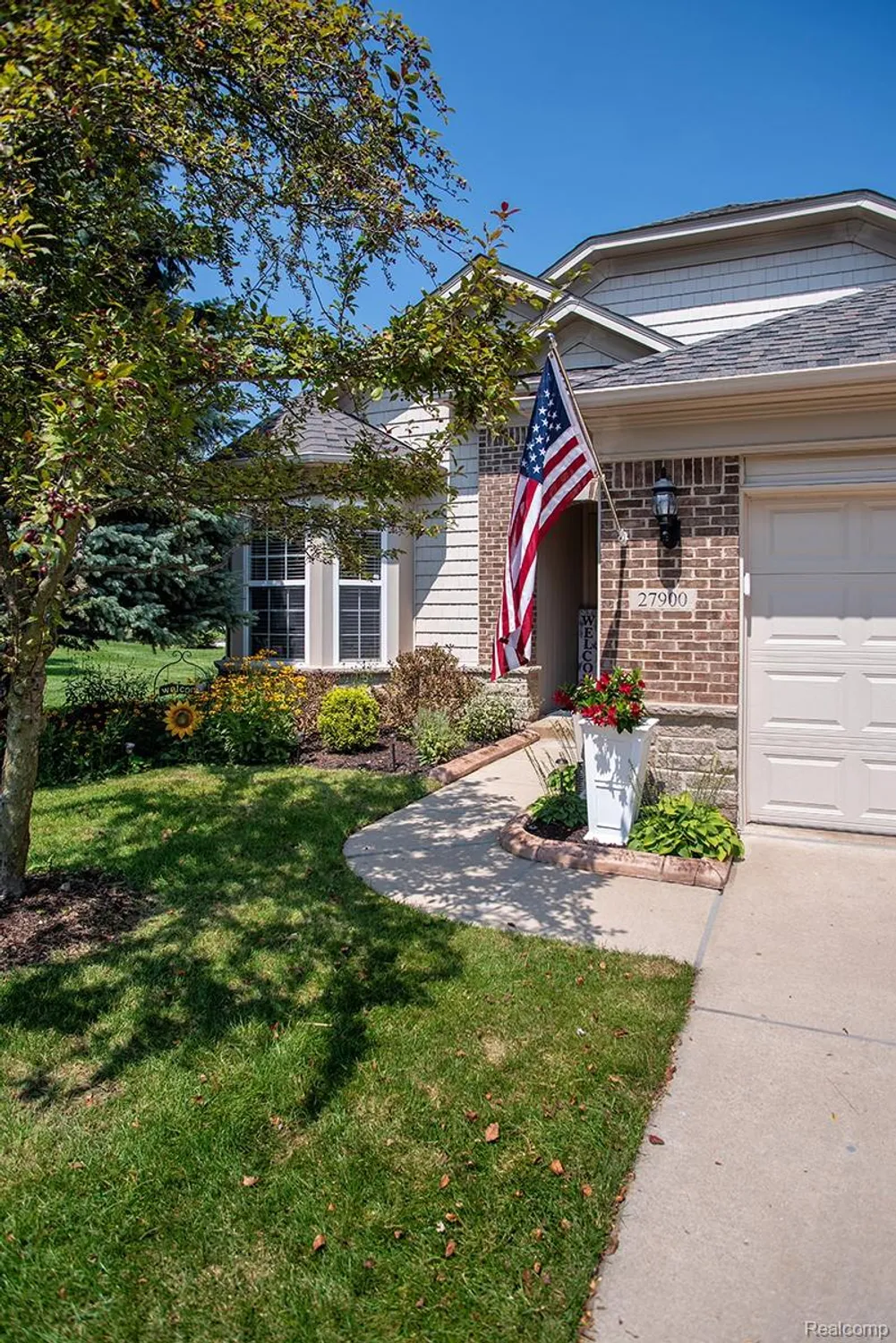 Property Slideshow image 6 of 61 | 27900 paradise ln # 1, Flat Rock, MI, 48134