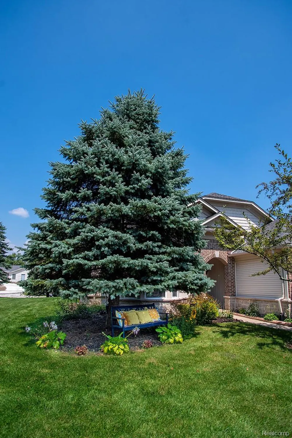 Property Slideshow image 8 of 61 | 27900 paradise ln # 1, Flat Rock, MI, 48134