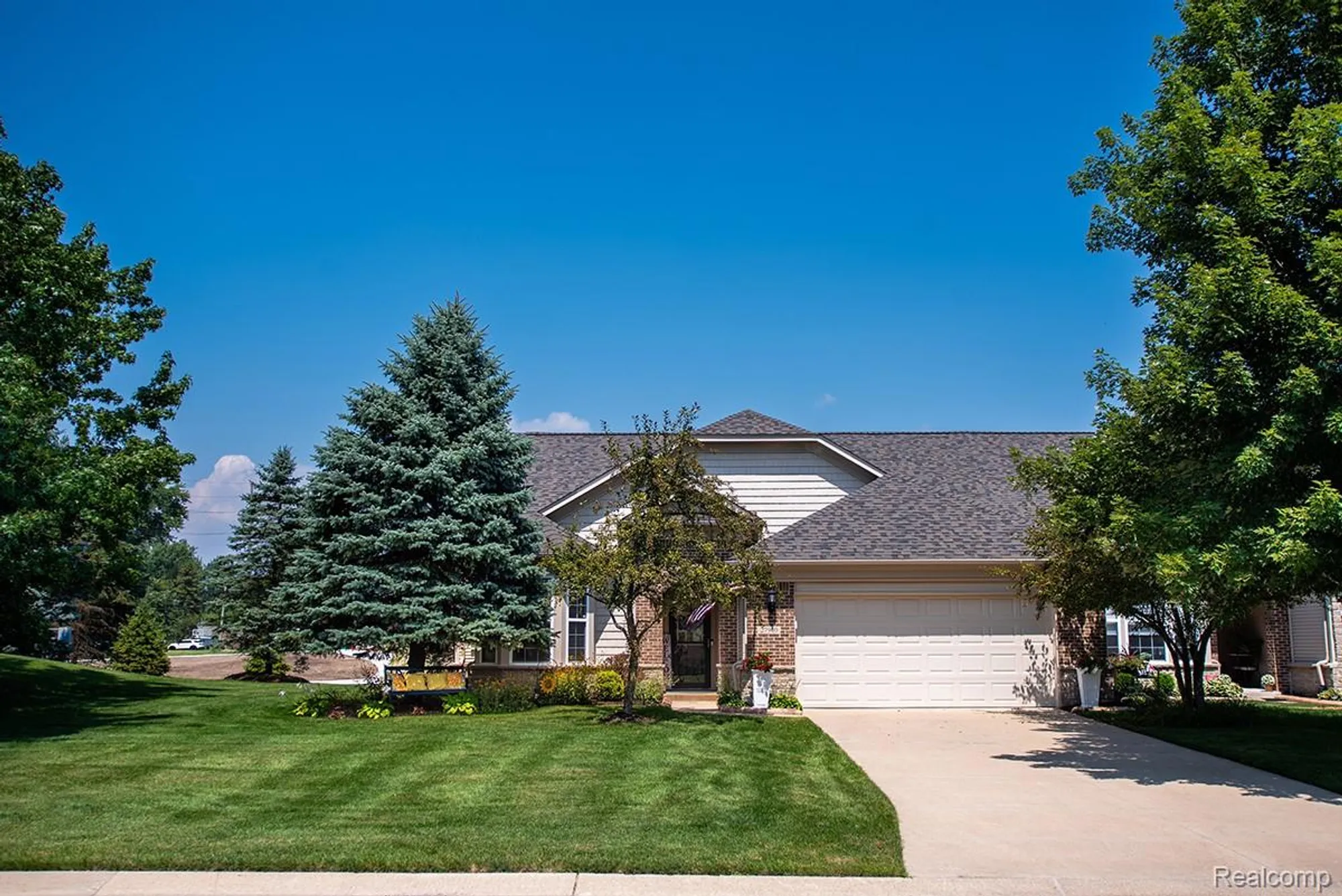 Property Slideshow image 1 of 61 | 27900 paradise ln # 1, Flat Rock, MI, 48134