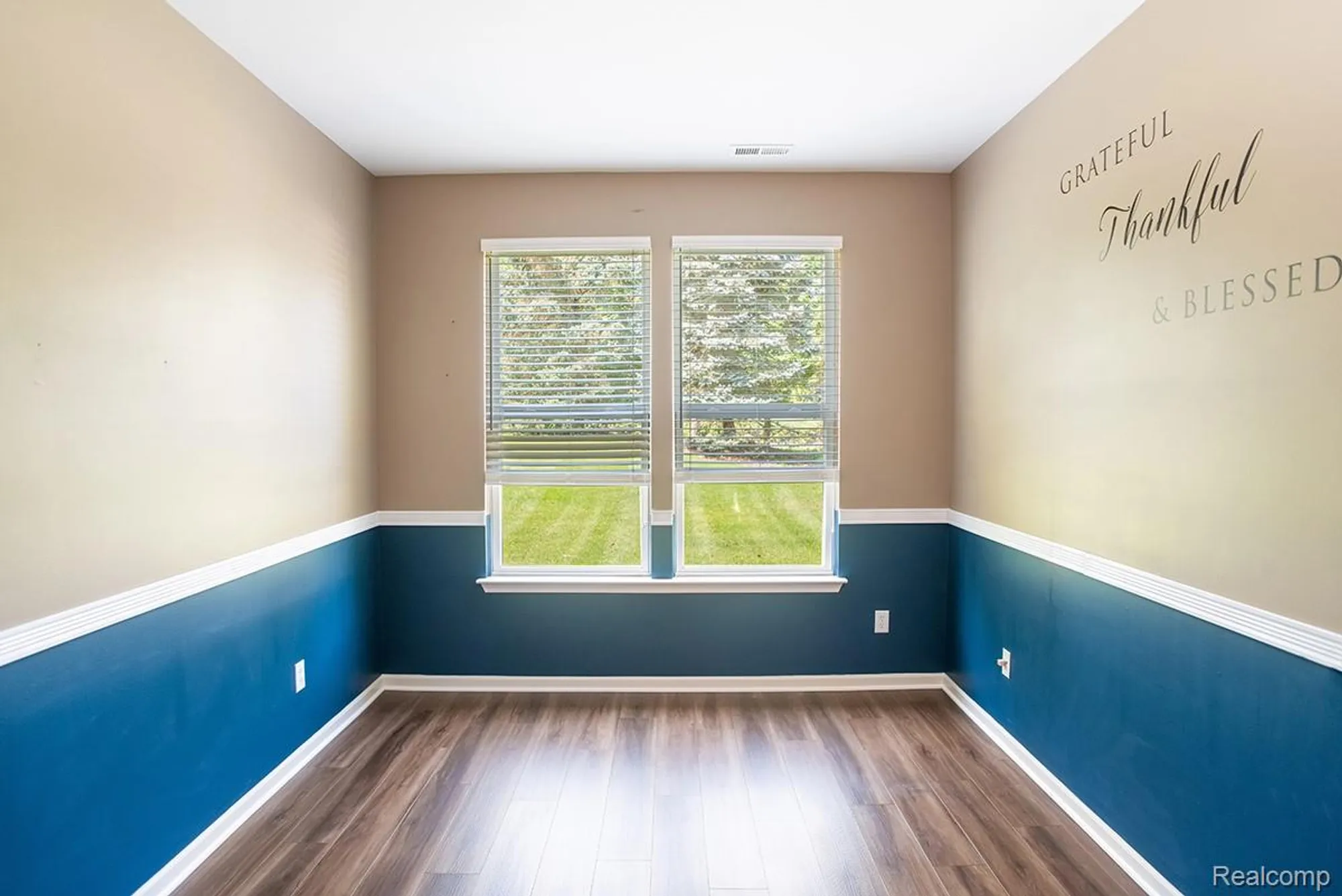 Property Slideshow image 18 of 61 | 27900 paradise ln # 1, Flat Rock, MI, 48134