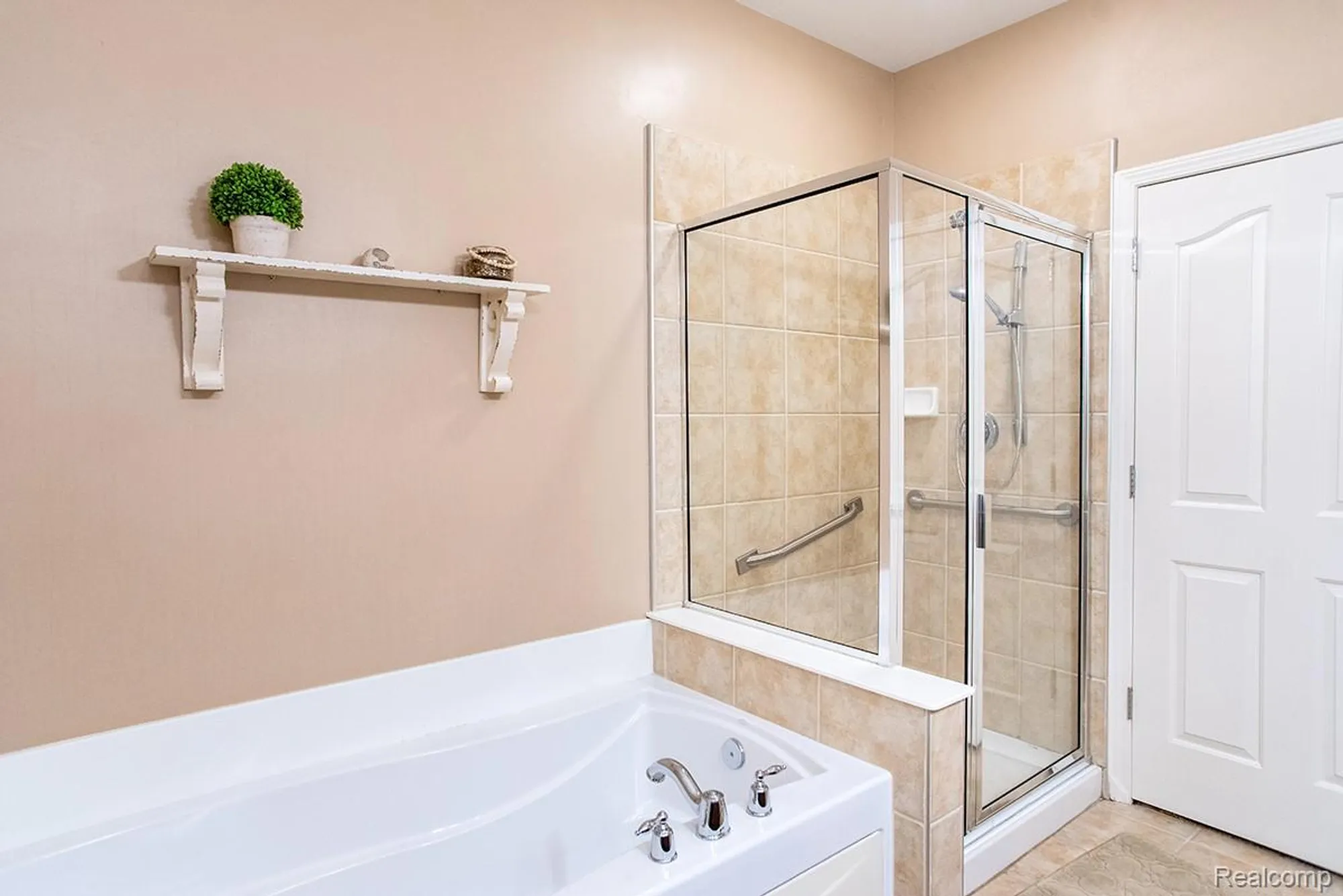 Property Slideshow image 26 of 61 | 27900 paradise ln # 1, Flat Rock, MI, 48134