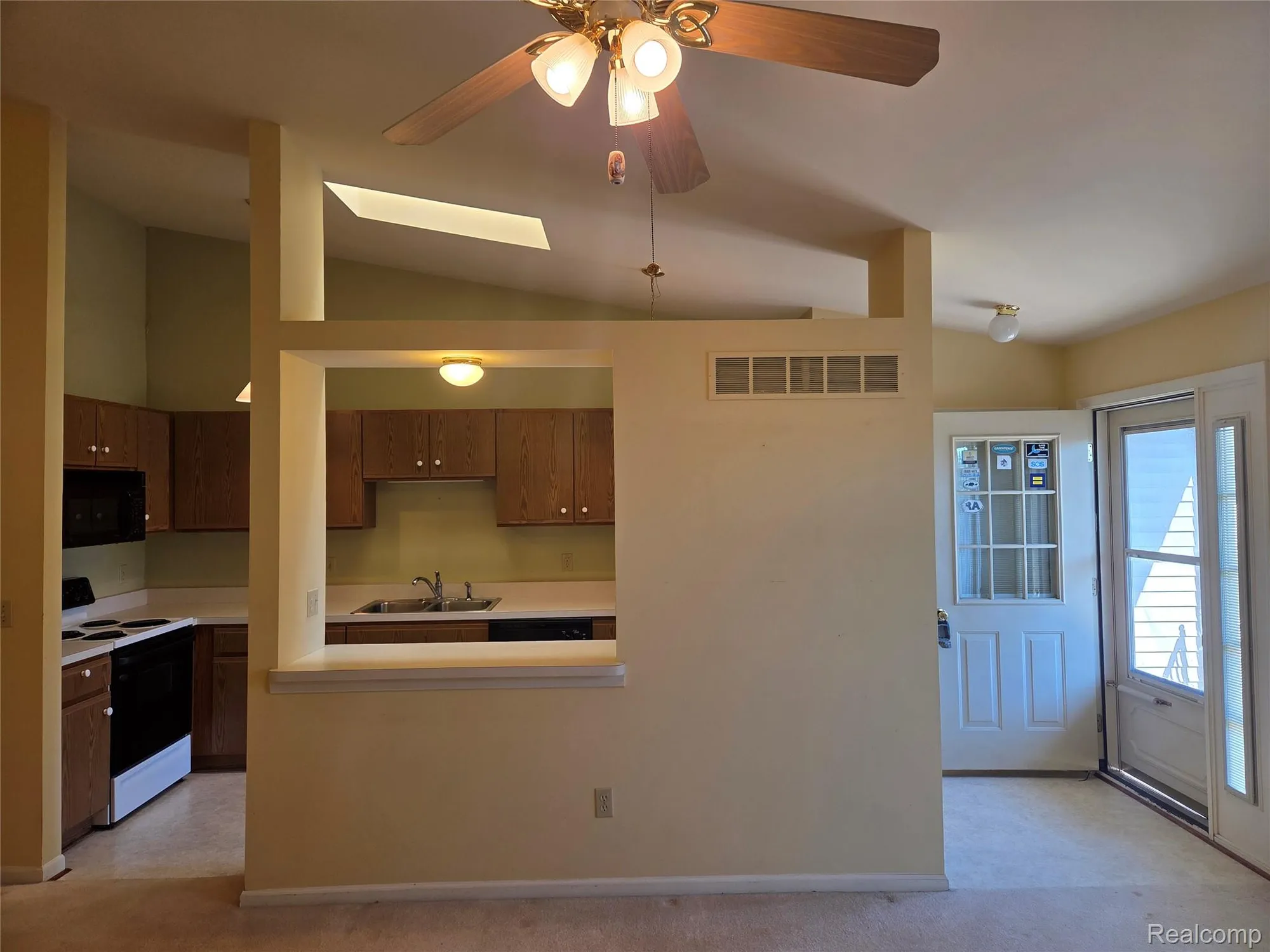 Property Slideshow image 5 of 15 | 62310 arlington cir unit 4, South Lyon, MI, 48178