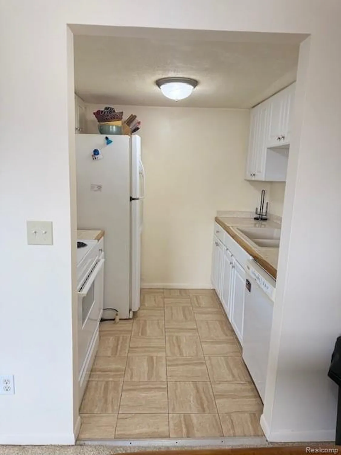 Property Slideshow image 6 of 16 | 25325 potomac dr # 3, South Lyon, MI, 48178