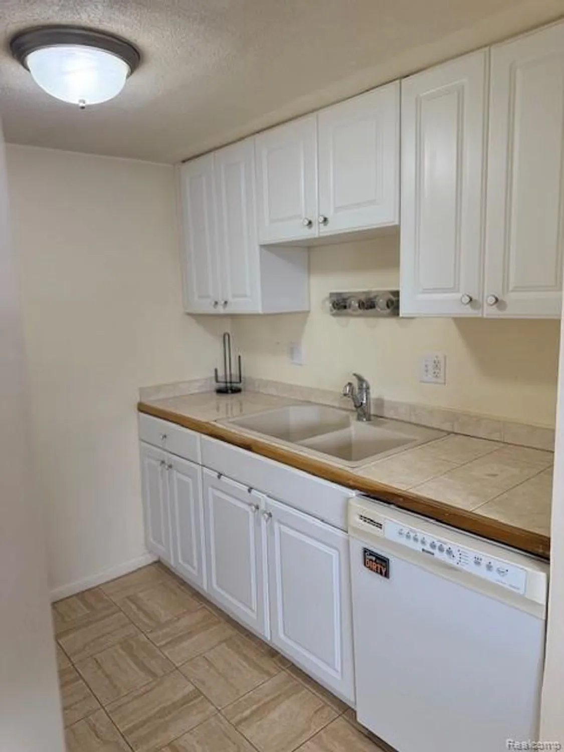 Property Slideshow image 8 of 16 | 25325 potomac dr # 3, South Lyon, MI, 48178