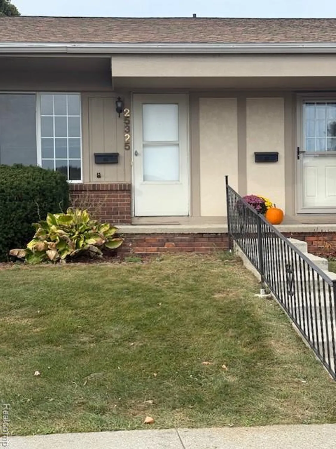 Property Slideshow image 1 of 16 | 25325 potomac dr # 3, South Lyon, MI, 48178