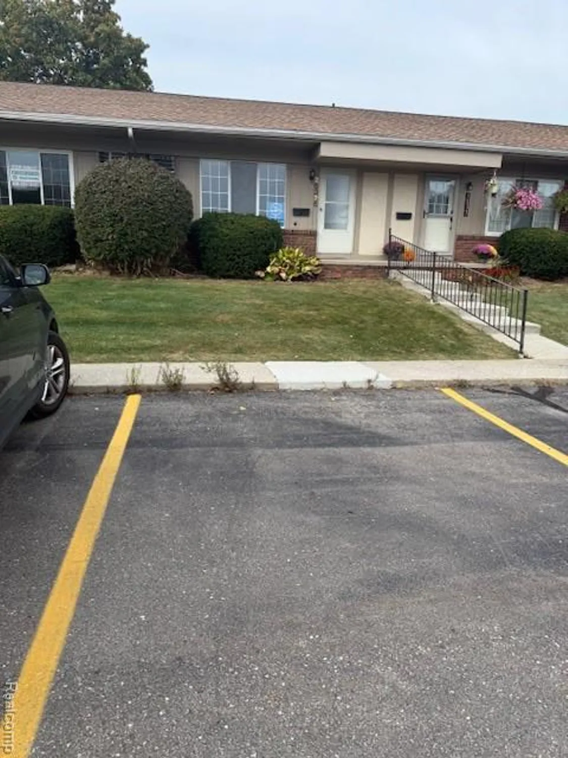 Property Slideshow image 2 of 16 | 25325 potomac dr # 3, South Lyon, MI, 48178