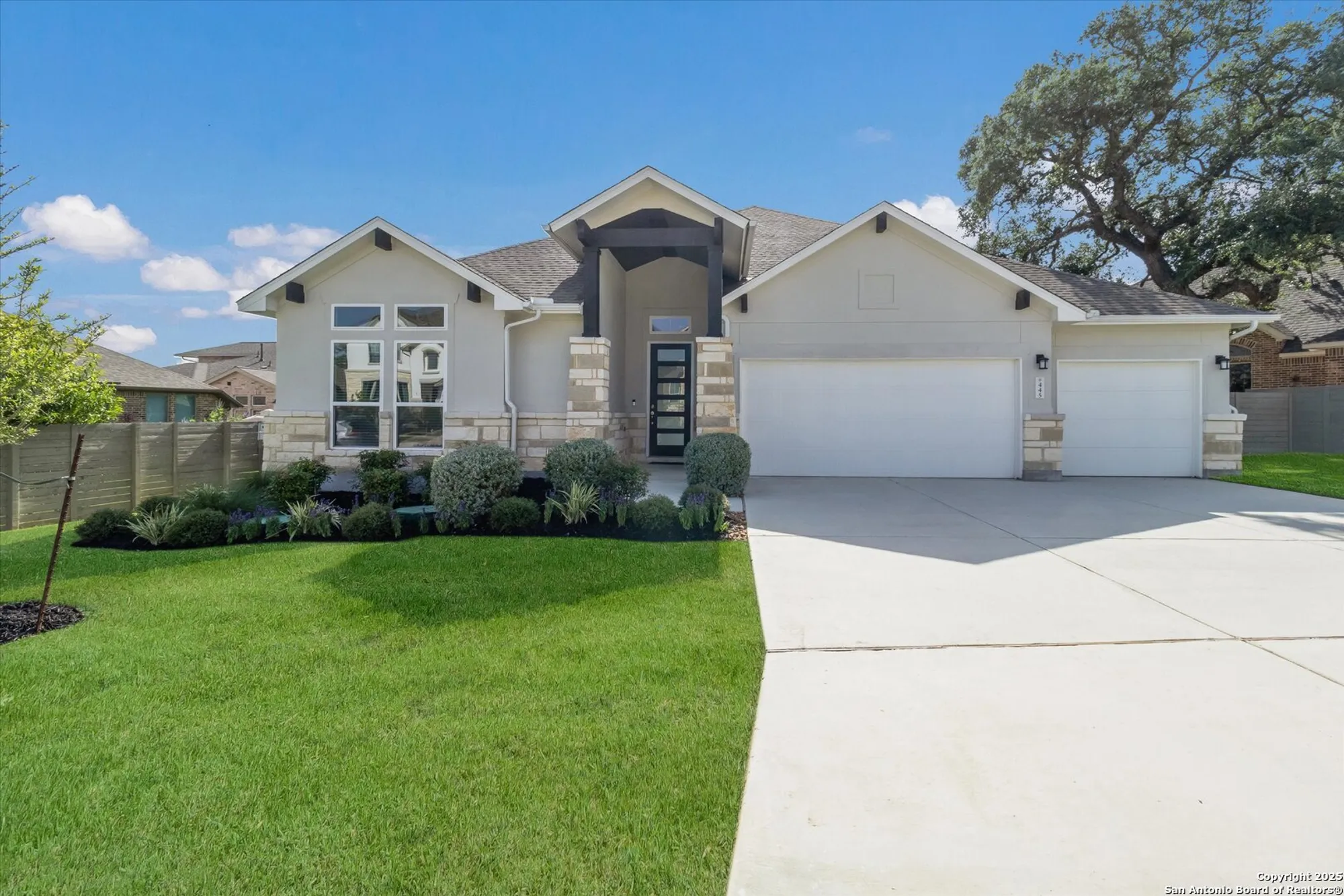 Property Slideshow image 2 of 29 | 445 chinkapin trl, New Braunfels, TX, 78132