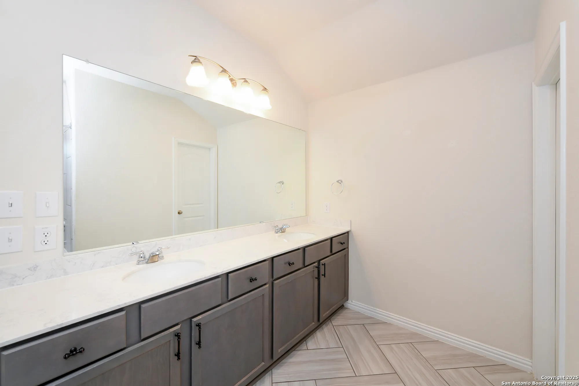 Property Slideshow image 32 of 46 | 2069 flametree ave, New Braunfels, TX, 78132