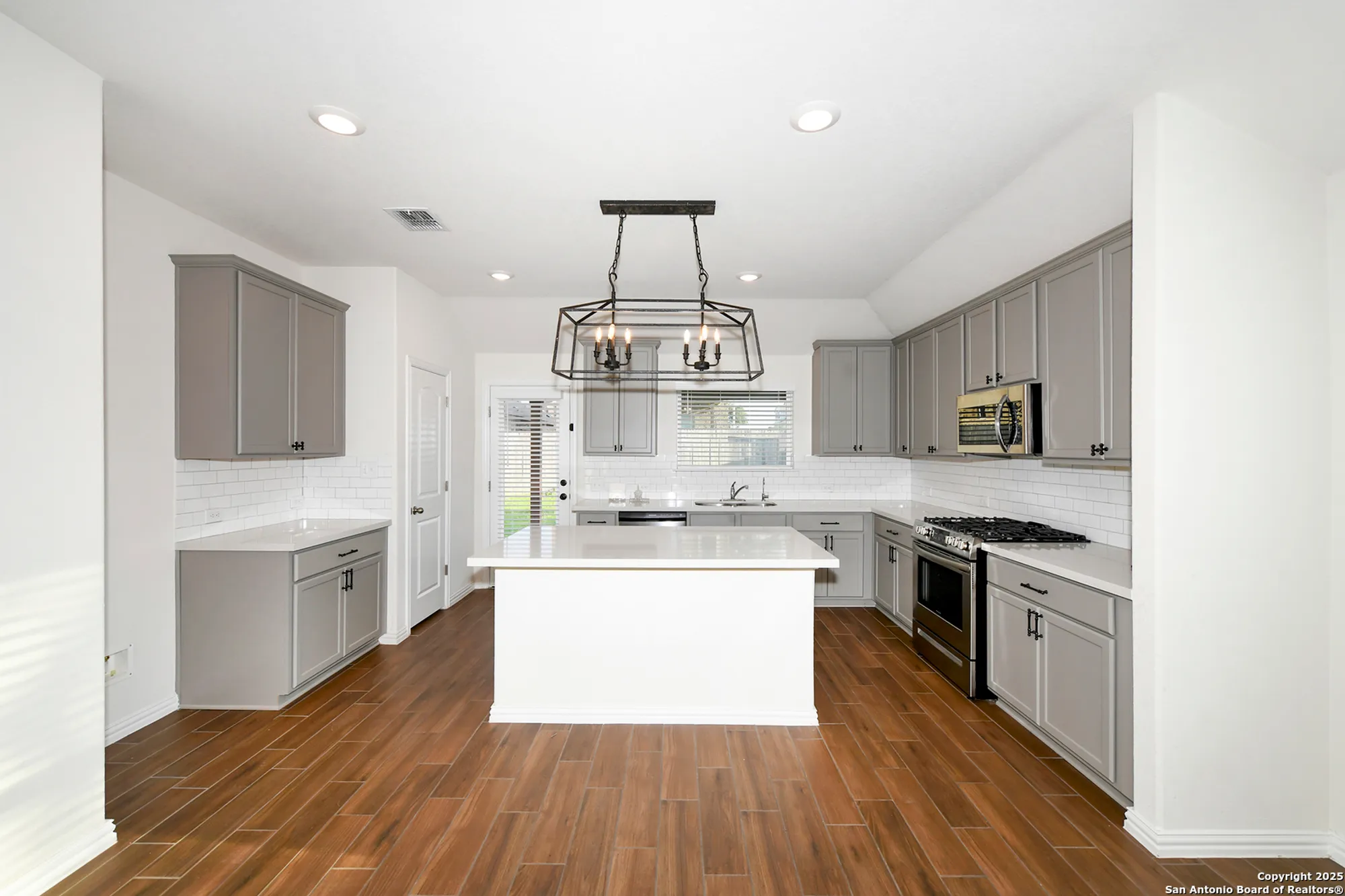 Property Slideshow image 20 of 46 | 2069 flametree ave, New Braunfels, TX, 78132