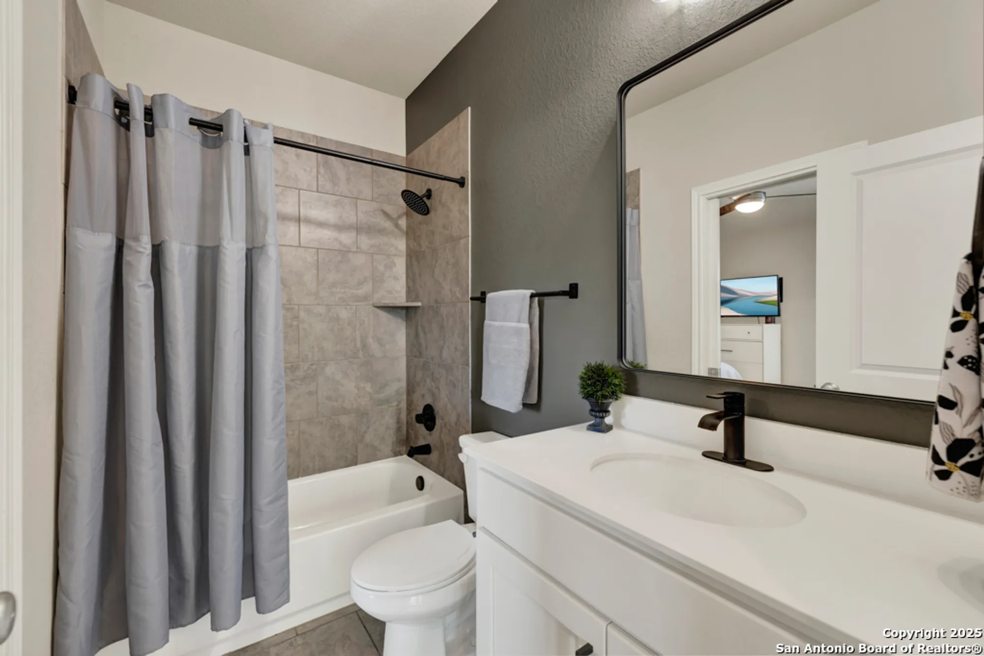 Property Slideshow image 32 of 63 | 1185 nutmeg trl, New Braunfels, TX, 78132