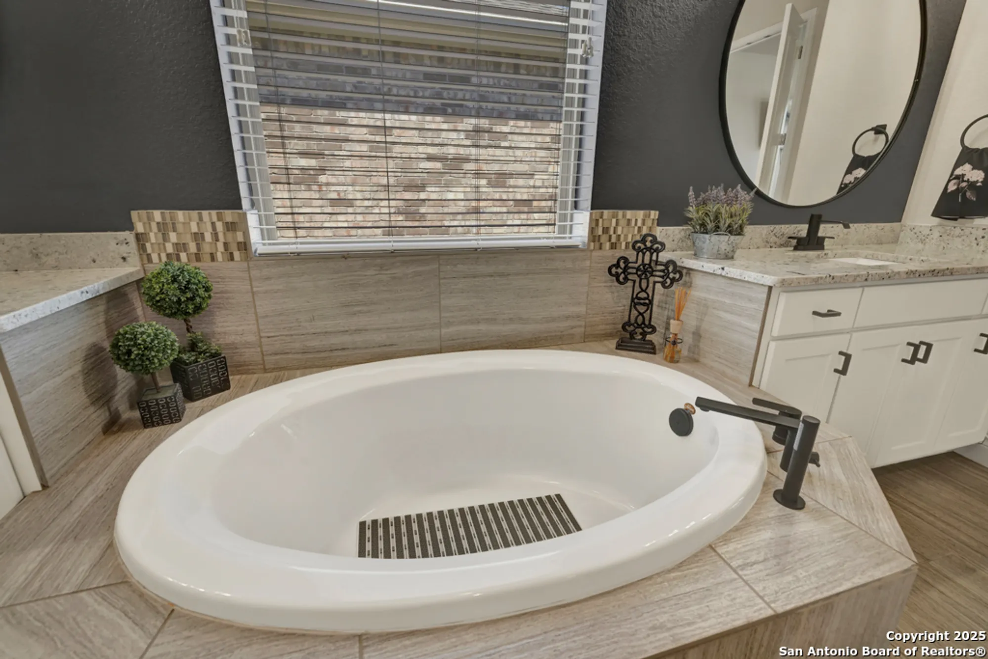 Property Slideshow image 24 of 63 | 1185 nutmeg trl, New Braunfels, TX, 78132