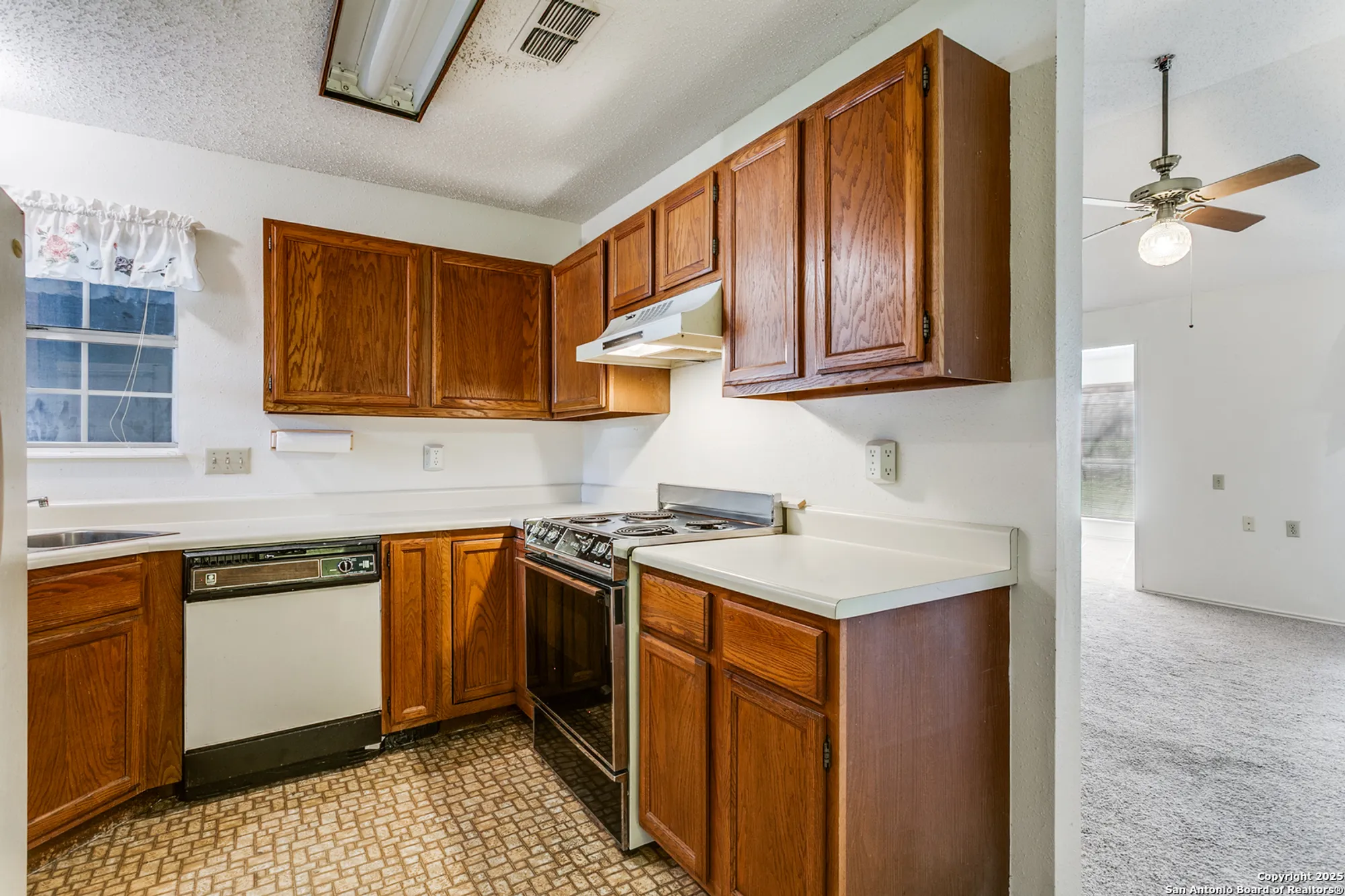 Property Slideshow image 9 of 25 | 3629 fox run, Schertz, TX, 78108