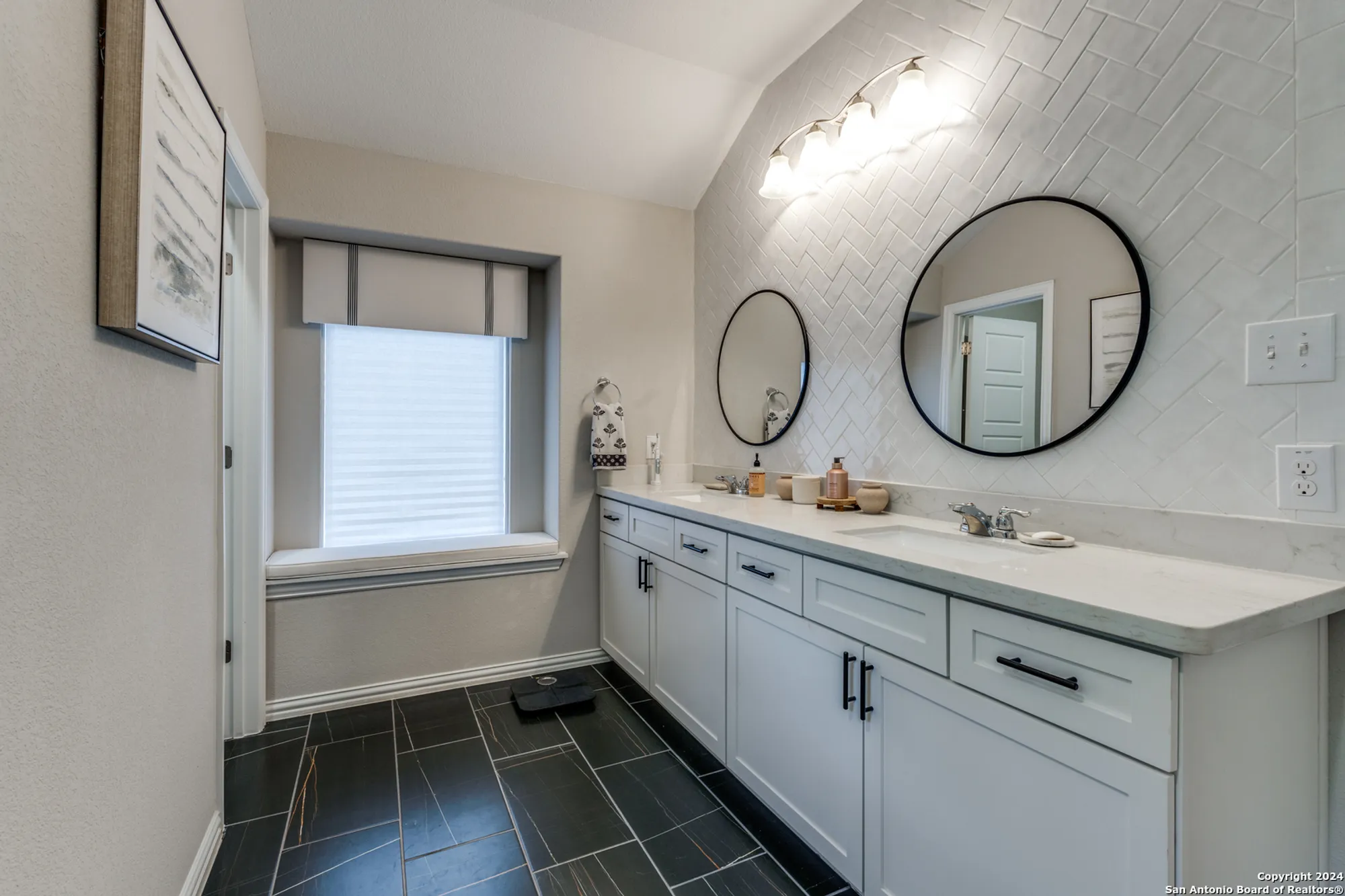 Property Slideshow image 20 of 28 | 2096 cowan dr, New Braunfels, TX, 78132