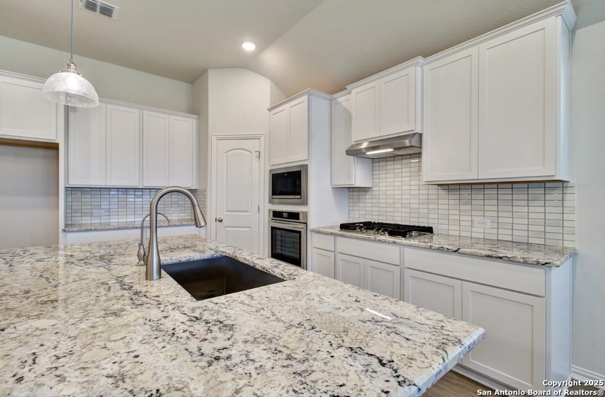 Property Slideshow image 6 of 23 | 2027 stephanie ave, New Braunfels, TX, 78132