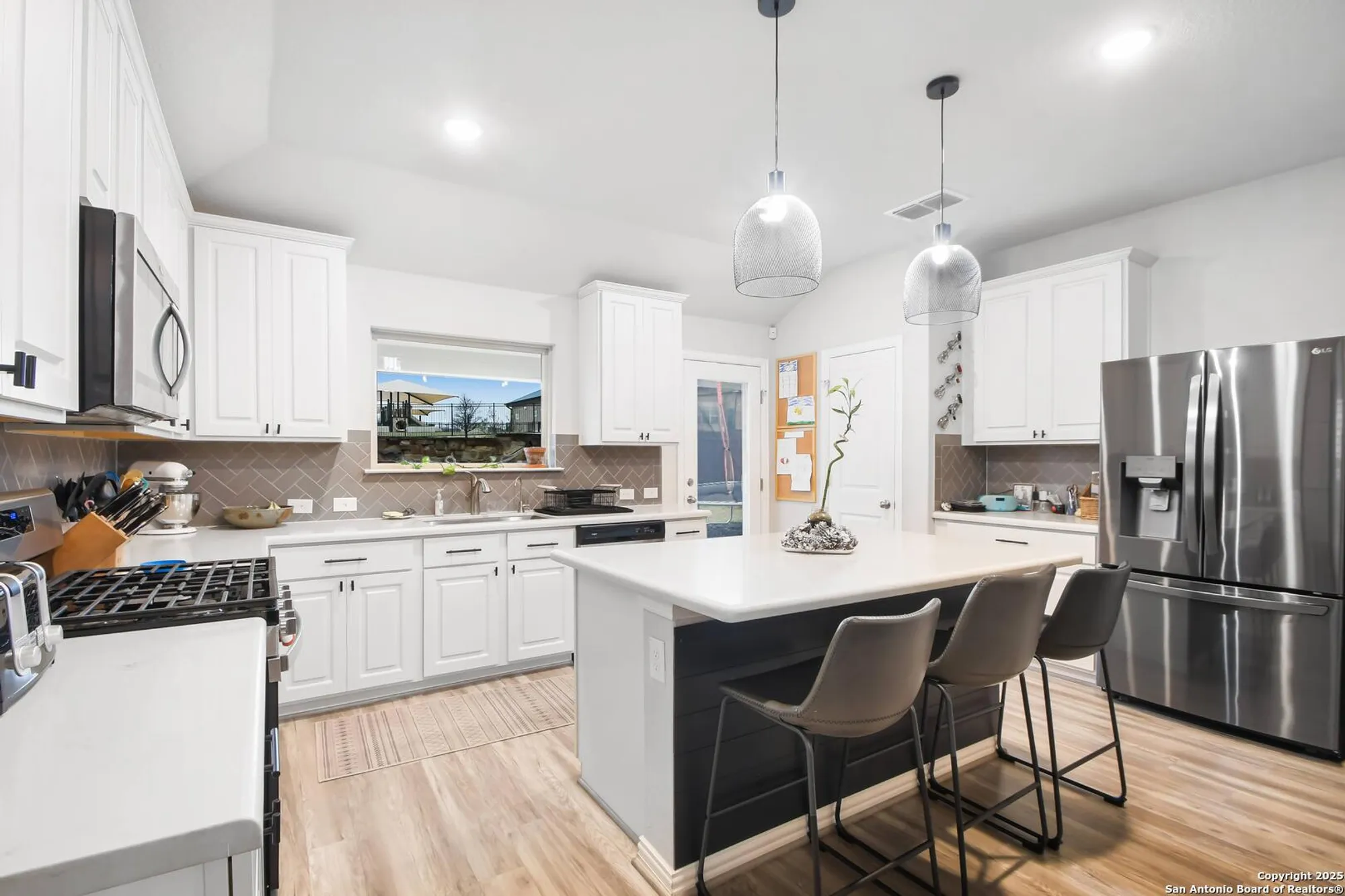 Property Slideshow image 12 of 29 | 2071 cowan dr, New Braunfels, TX, 78132