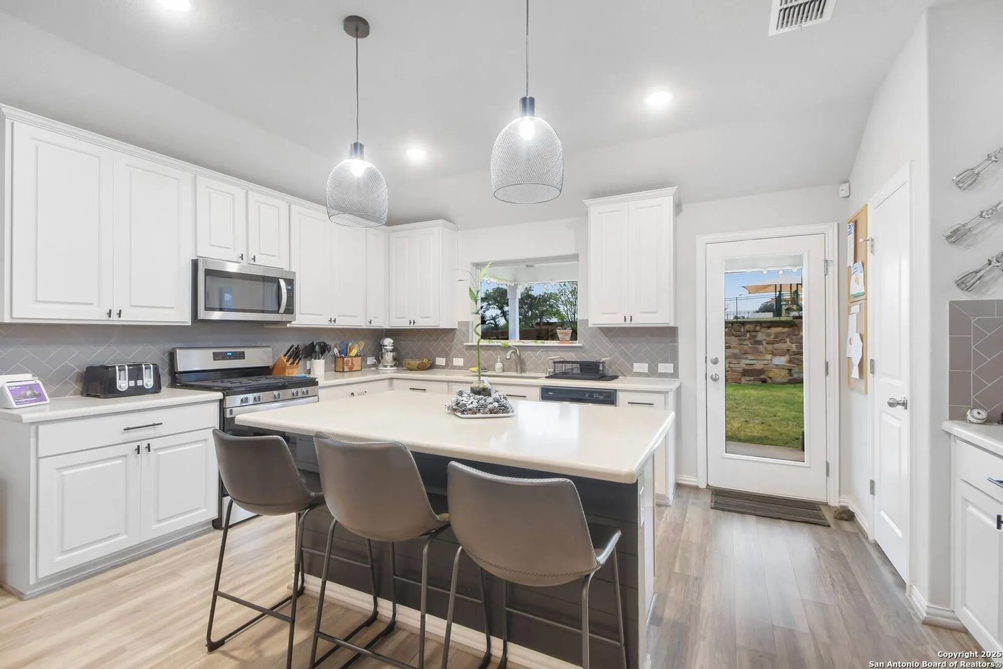 Property Slideshow image 15 of 29 | 2071 cowan dr, New Braunfels, TX, 78132