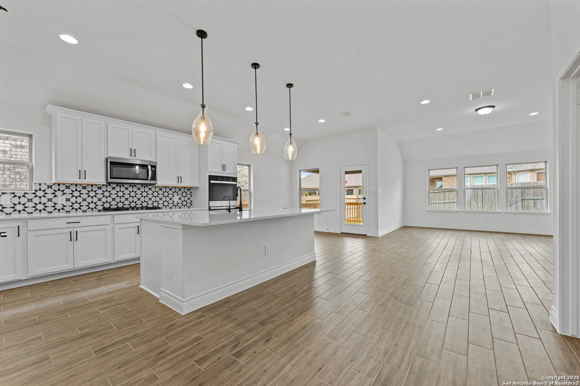 Property Slideshow image 6 of 25 | 2159 oak run pkwy, New Braunfels, TX, 78132