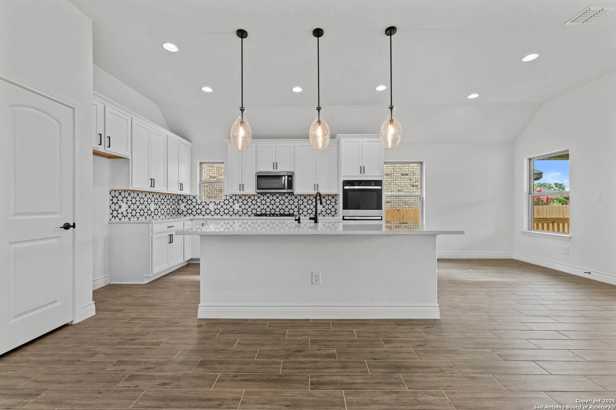 Property Slideshow image 7 of 25 | 2159 oak run pkwy, New Braunfels, TX, 78132