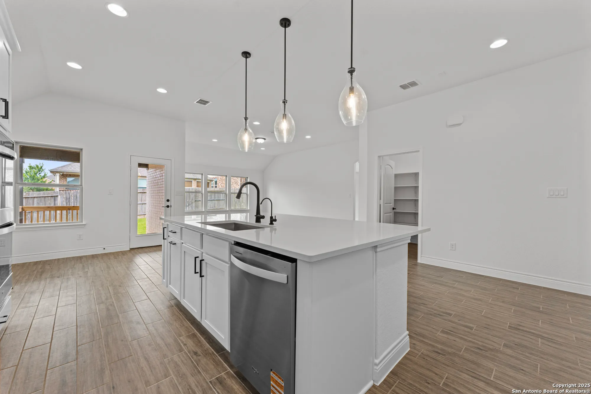 Property Slideshow image 8 of 25 | 2159 oak run pkwy, New Braunfels, TX, 78132