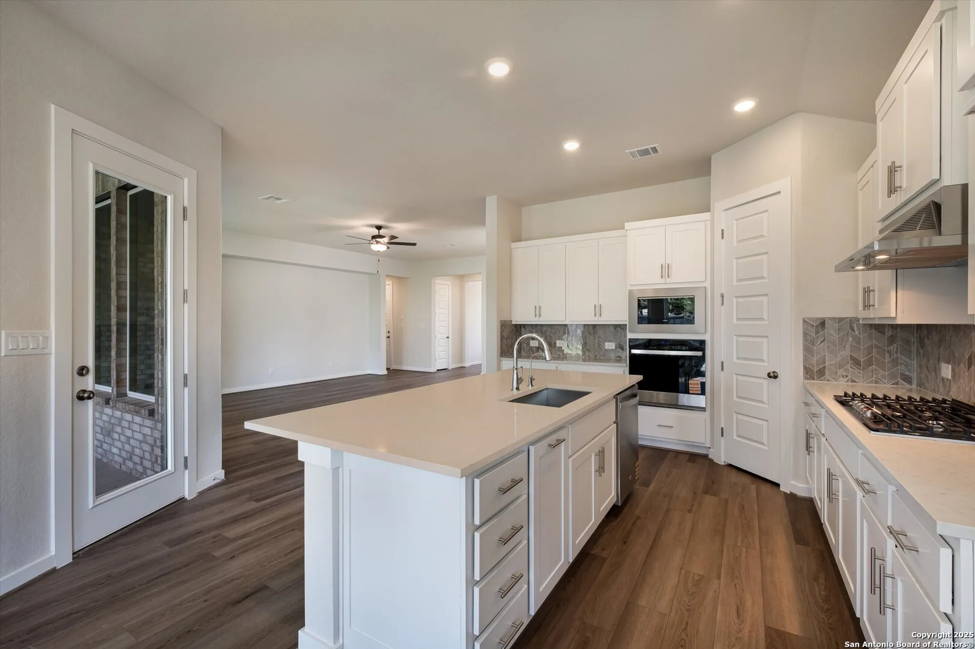 Property Slideshow image 12 of 38 | 349 vuelo st, New Braunfels, TX, 78132