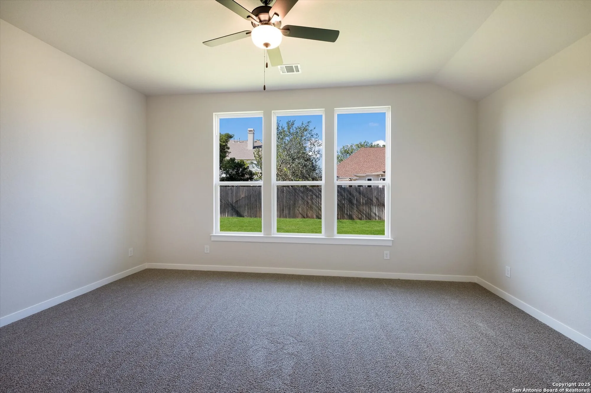 Property Slideshow image 16 of 38 | 349 vuelo st, New Braunfels, TX, 78132