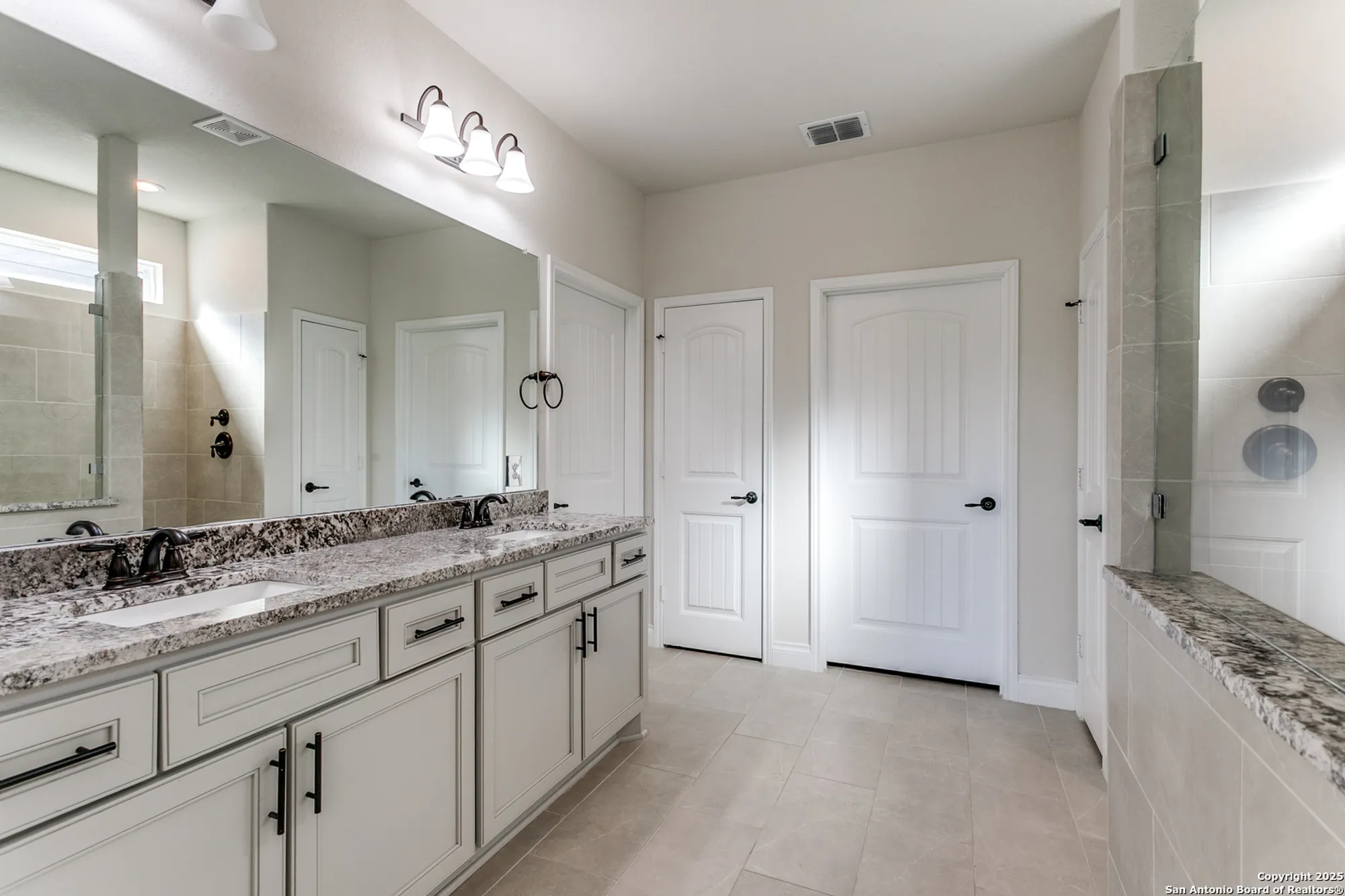 Property Slideshow image 14 of 21 | 13102 gsl dr, San Antonio, TX, 78253