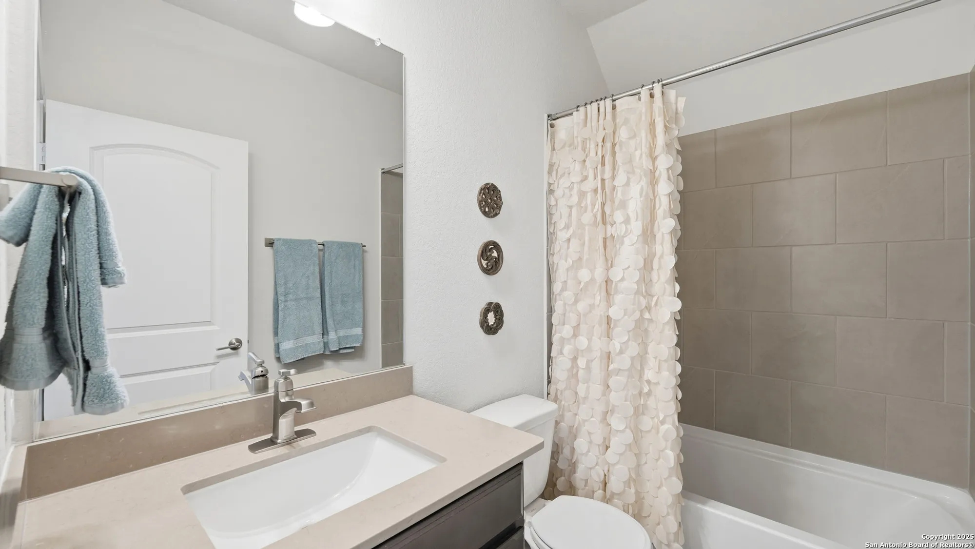 Property Slideshow image 35 of 46 | 820 silverberry dr, New Braunfels, TX, 78132